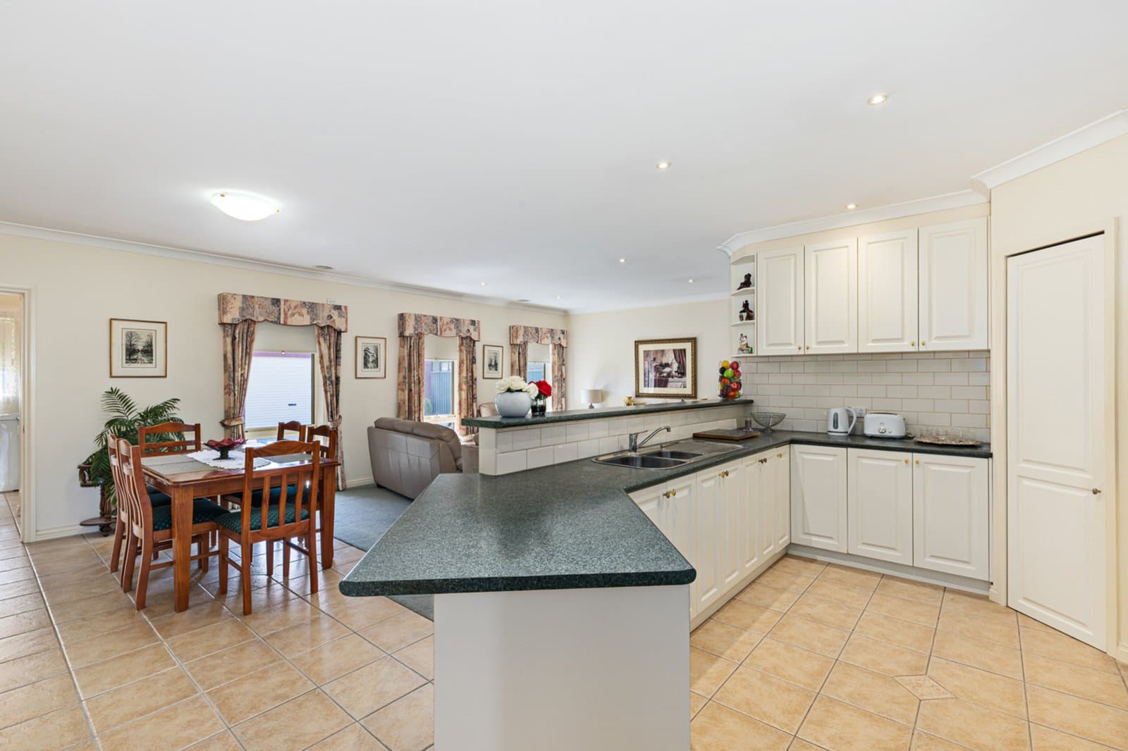 8 Webbcona Parade, Wendouree, Wendouree - Thumbnail 8