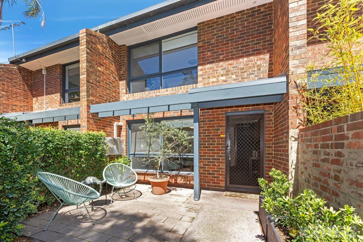 5/252 Barkly Street, St Kilda - Image 1