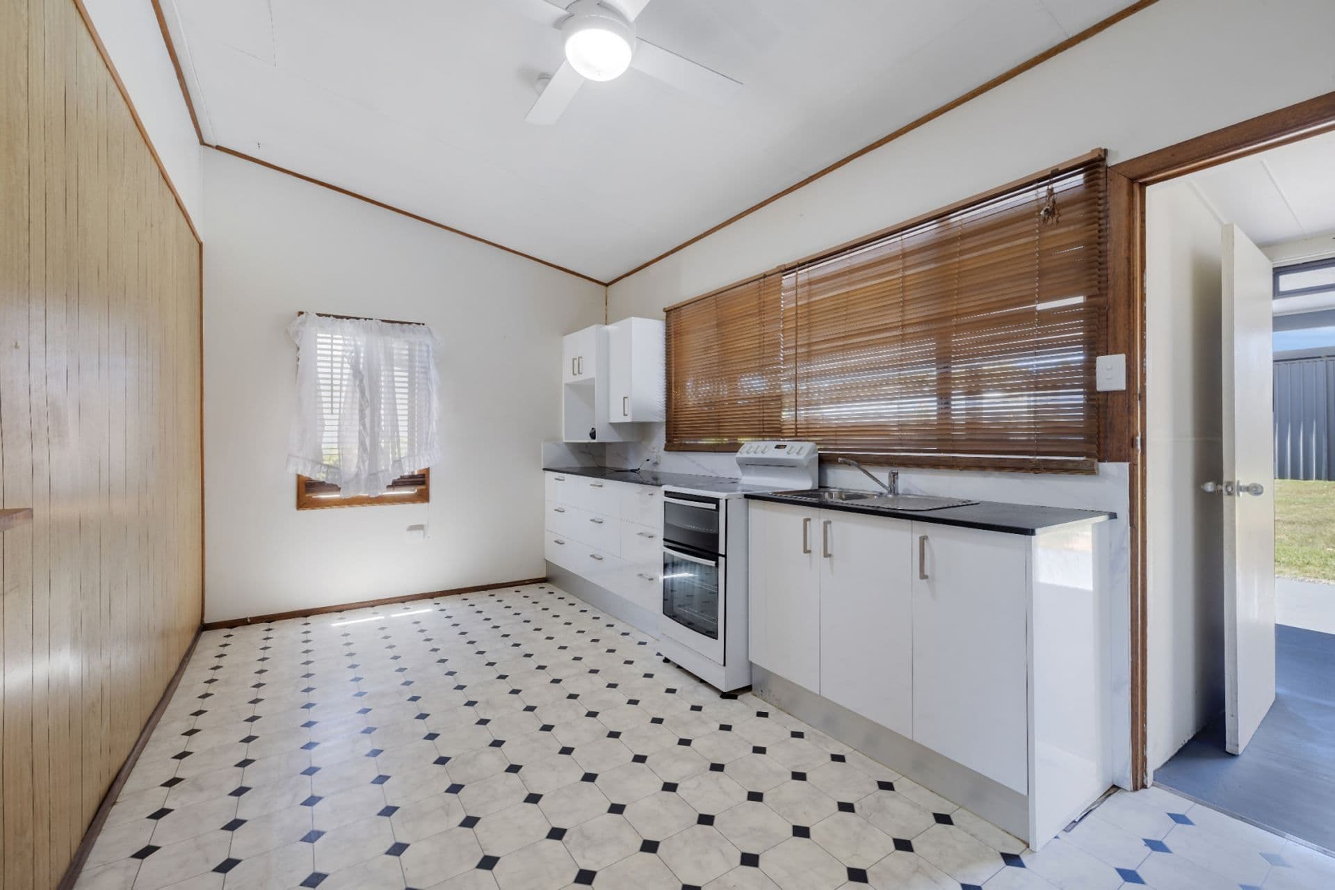 7 Park Avenue, West Kempsey - Thumbnail 6