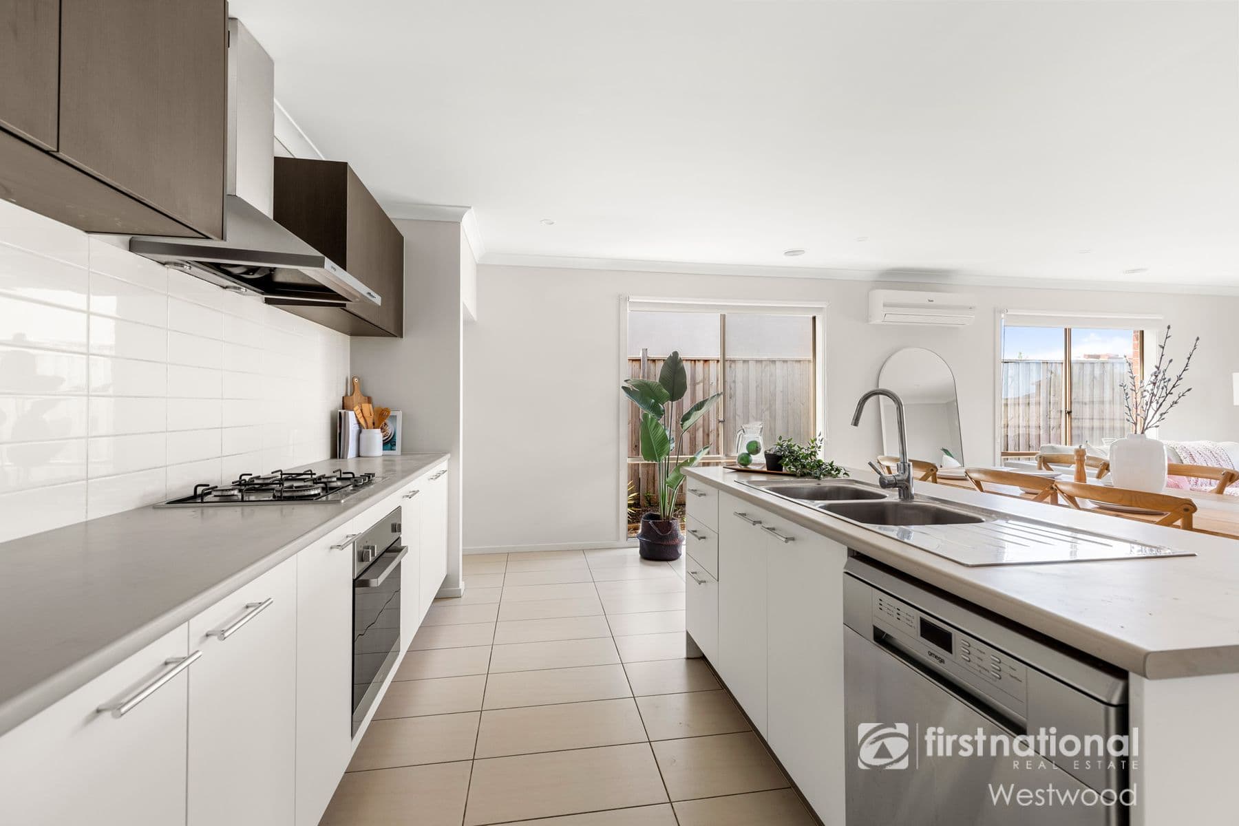6 Perrin Circuit, Tarneit VIC 3029, Tarneit - Thumbnail 2