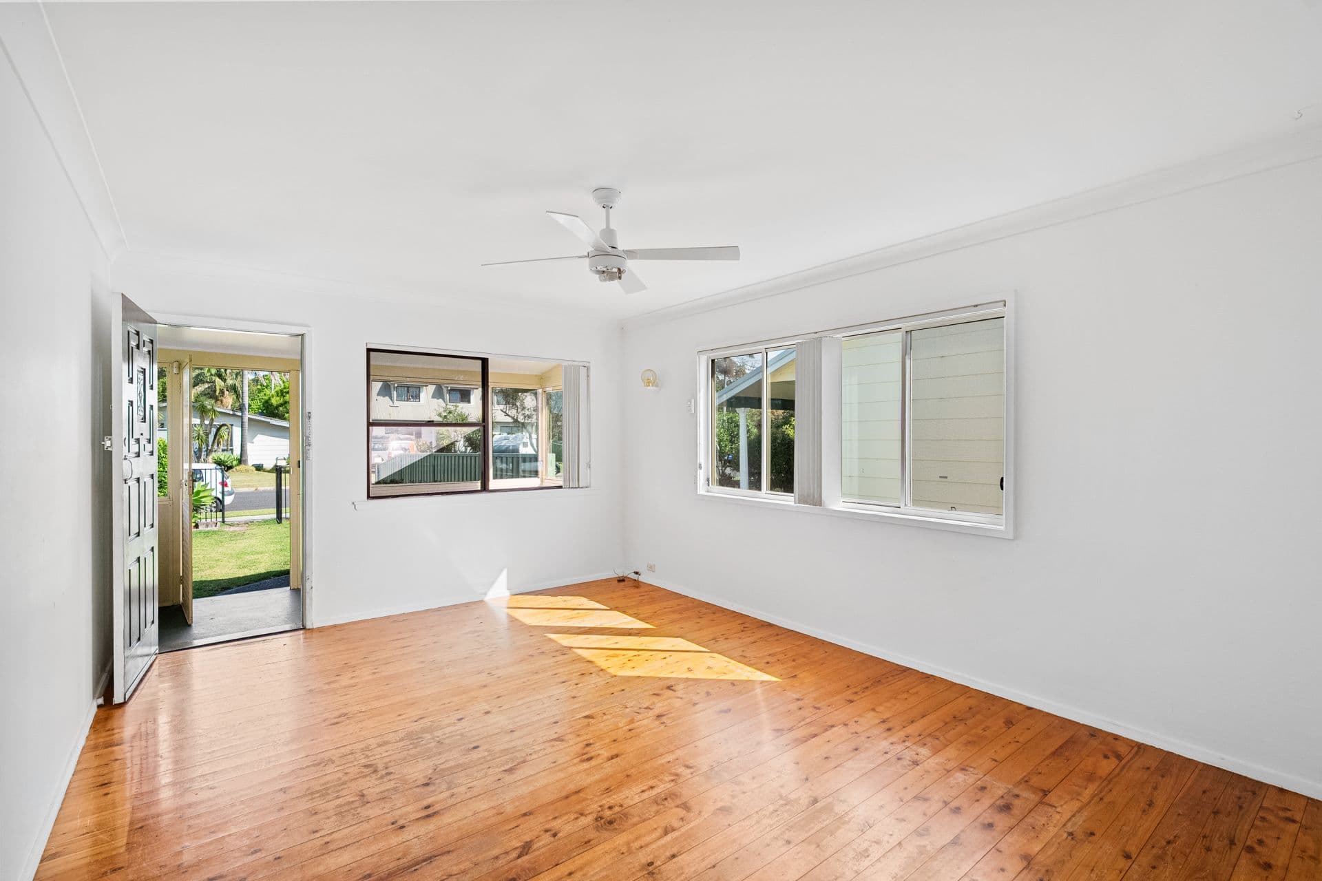 19 Saint James Avenue, Berkeley Vale - Thumbnail 2