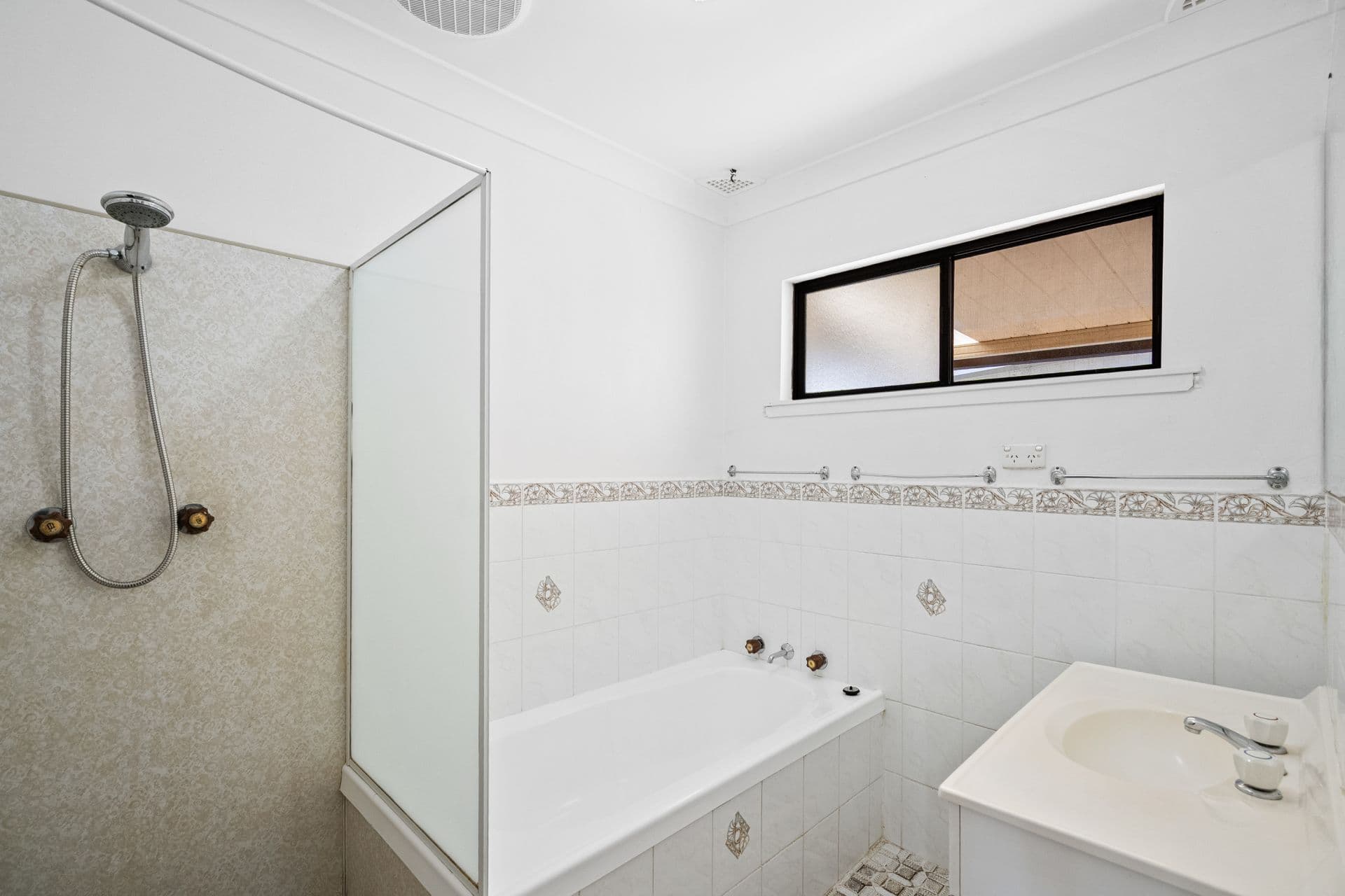 19 Saint James Avenue, Berkeley Vale - Thumbnail 5