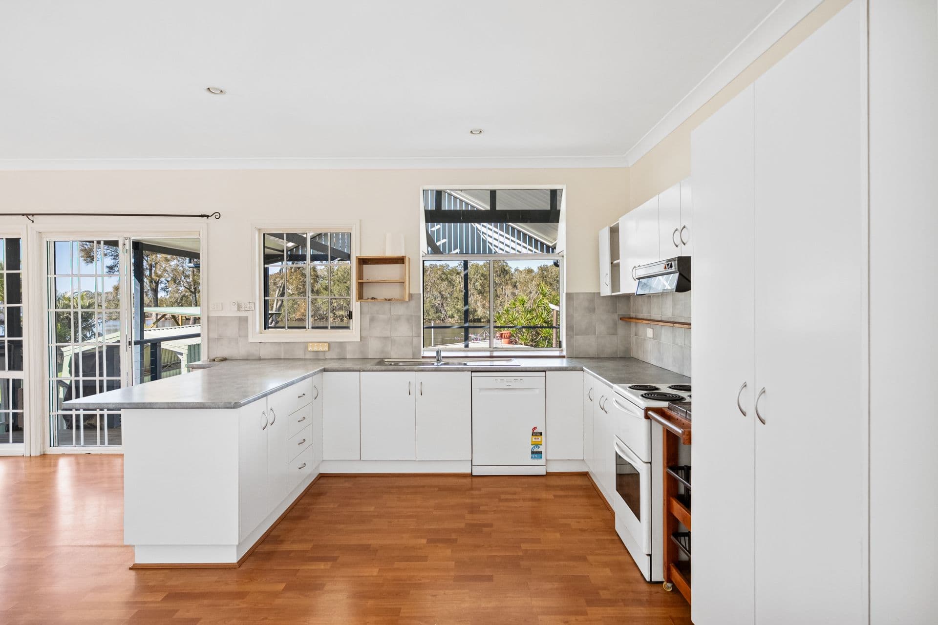 302 Geoffrey Road, Chittaway Point - Thumbnail 4