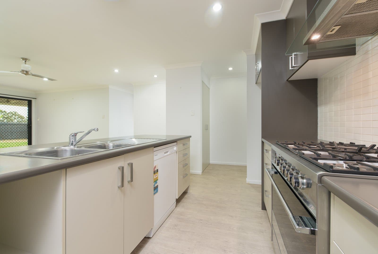 6 Redgum Drive, KIRKWOOD QLD 4680, Kirkwood - Thumbnail 3