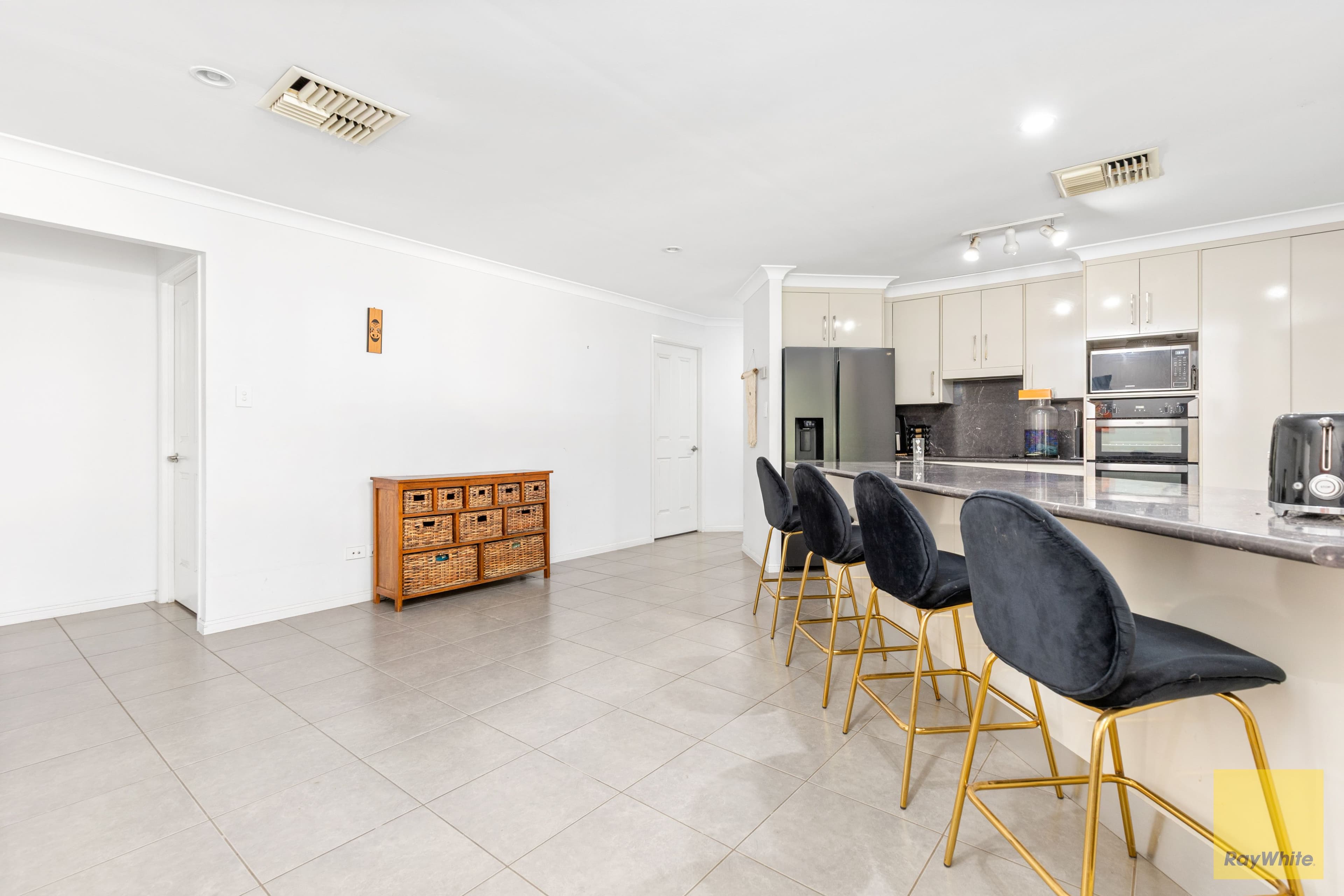 9 Tineele Place , Emerald QLD 4720, Emerald - Thumbnail 5