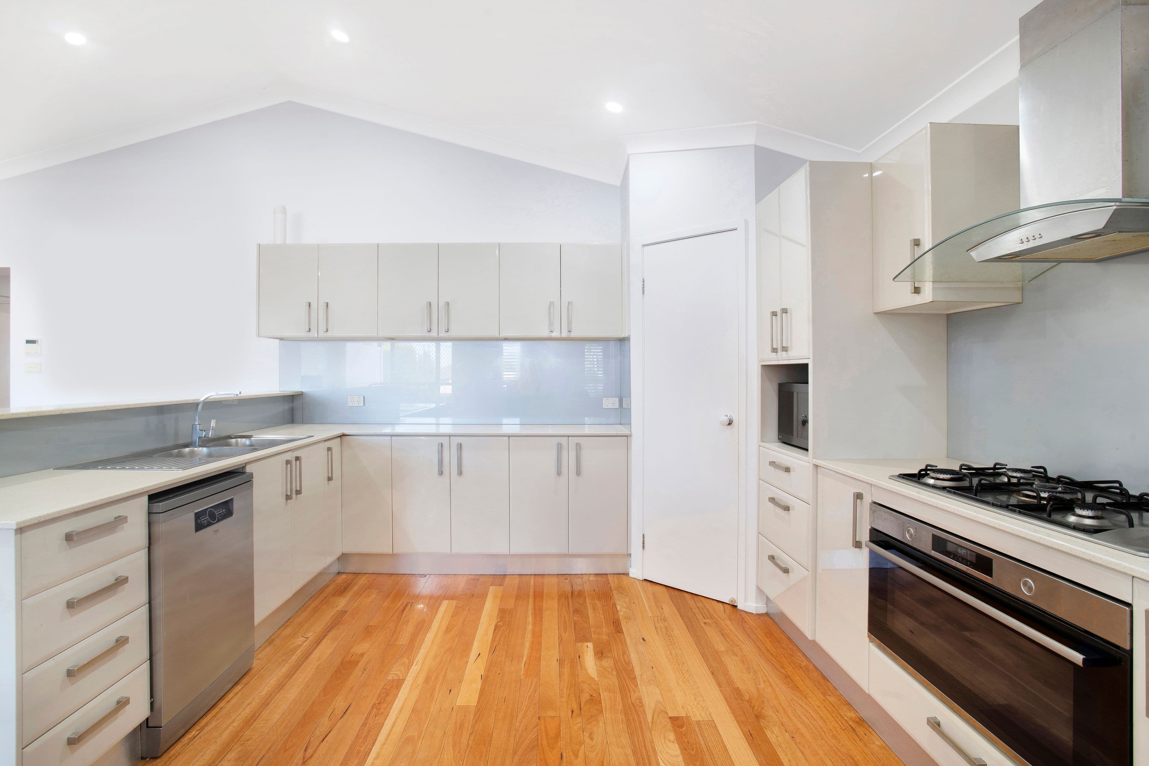 3 Myrtle Street, Coniston - Thumbnail 4