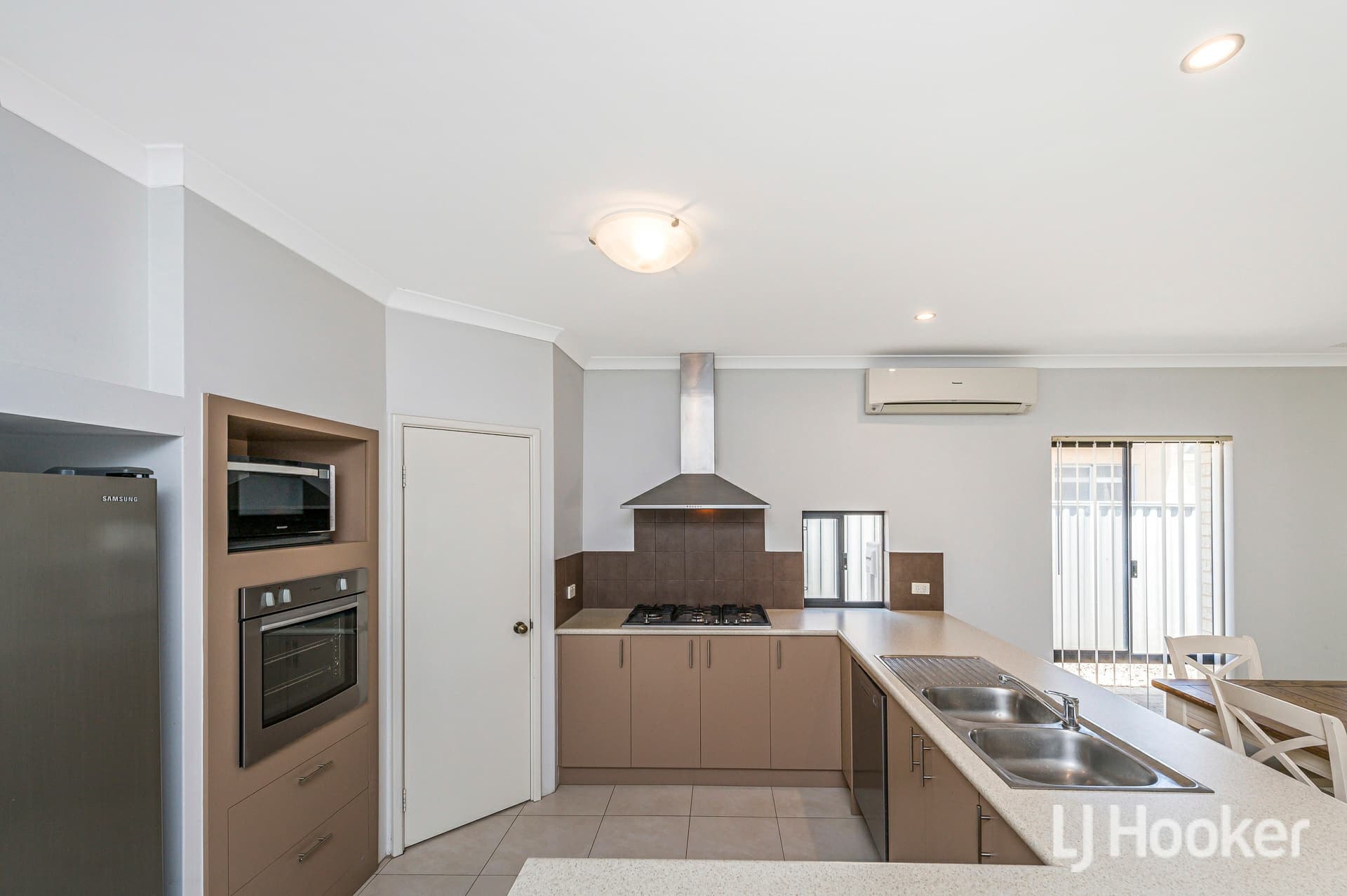 30 Barrington Avenue, Champion Lakes, Champion Lakes - Thumbnail 4