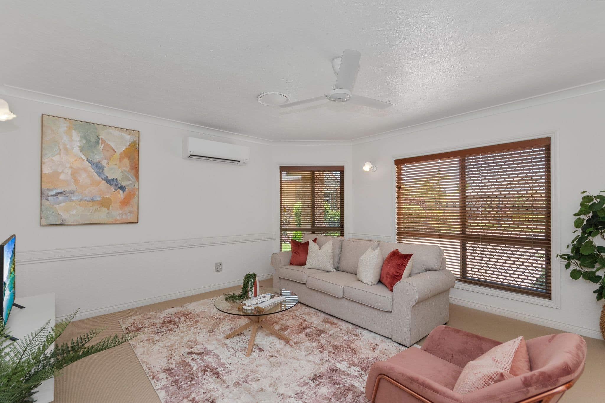 9 Kamaran Court, Annandale - Thumbnail 2