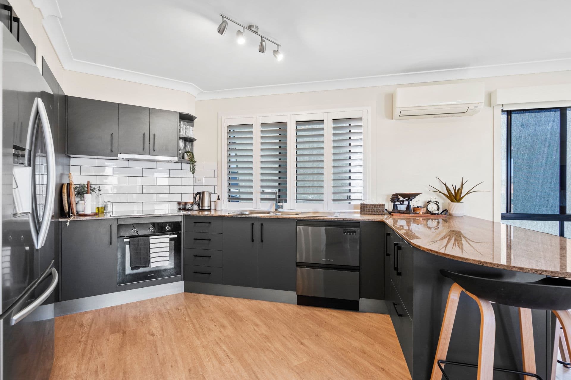 16 Thelma Avenue , Biggera Waters QLD 4216, Biggera Waters - Thumbnail 2