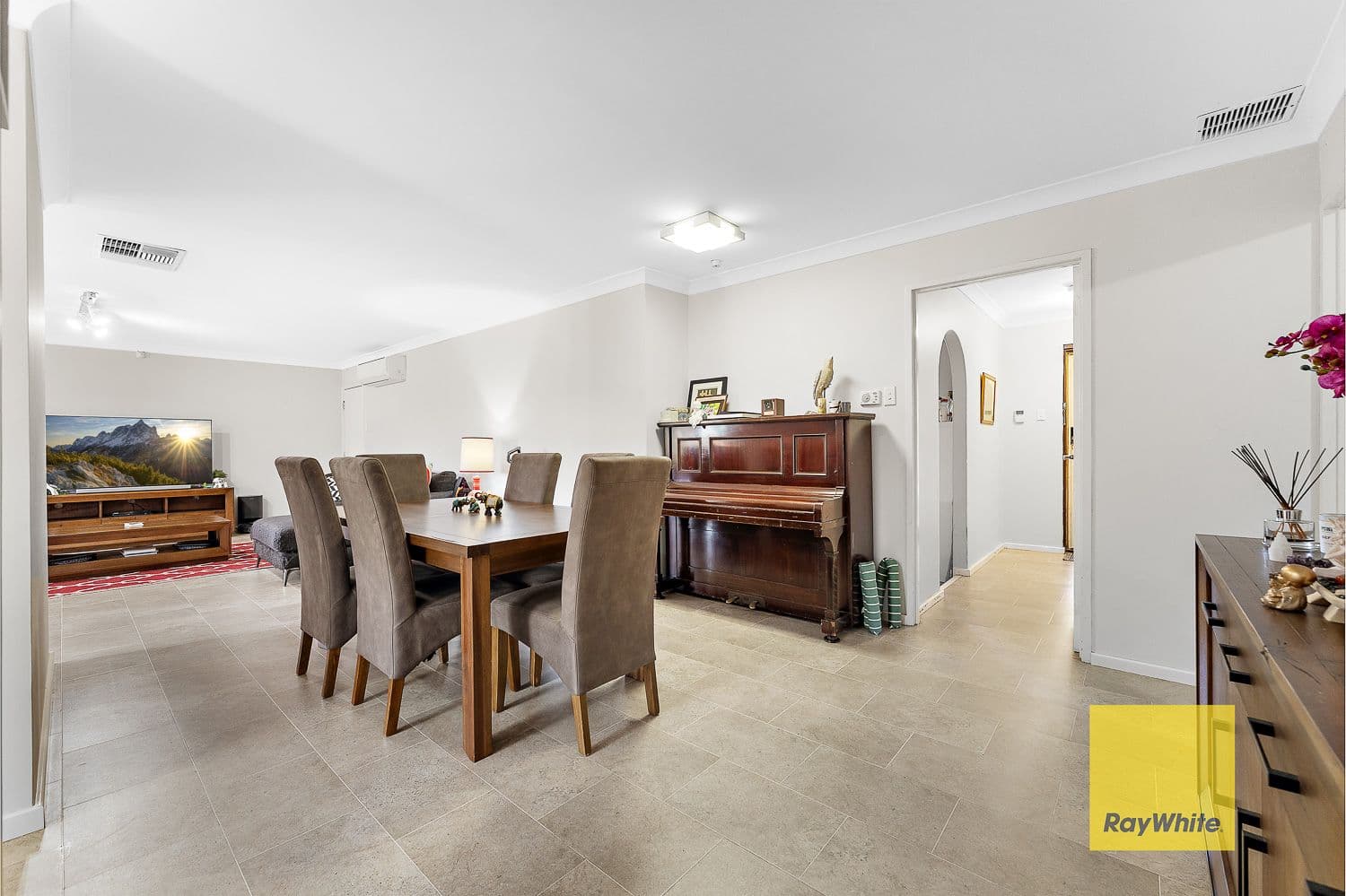 32 Kestrel Way , Thornlie WA 6108, Thornlie - Thumbnail 2