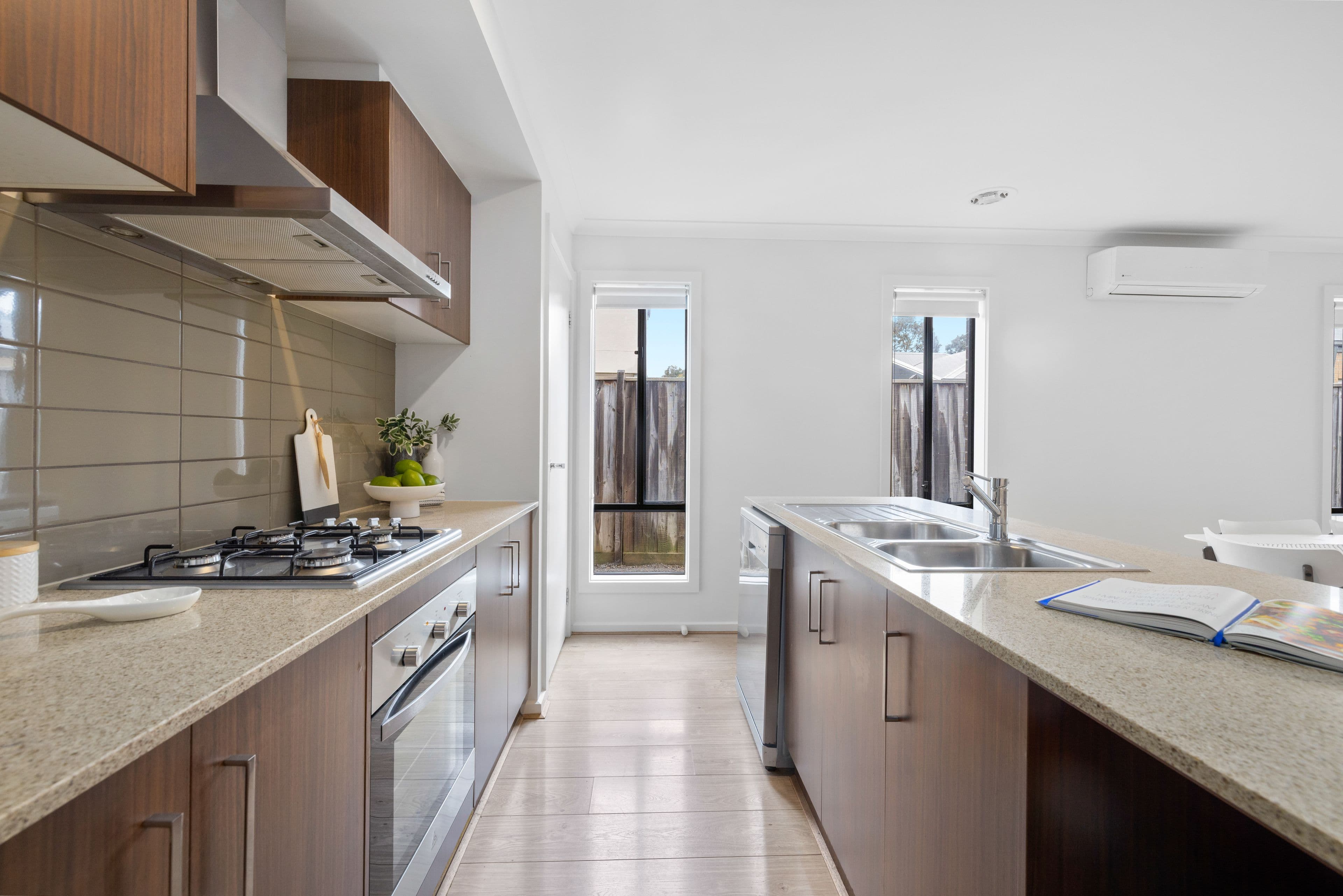 35 Royaloak Crescent , Cranbourne East VIC 3977, Cranbourne East - Thumbnail 5