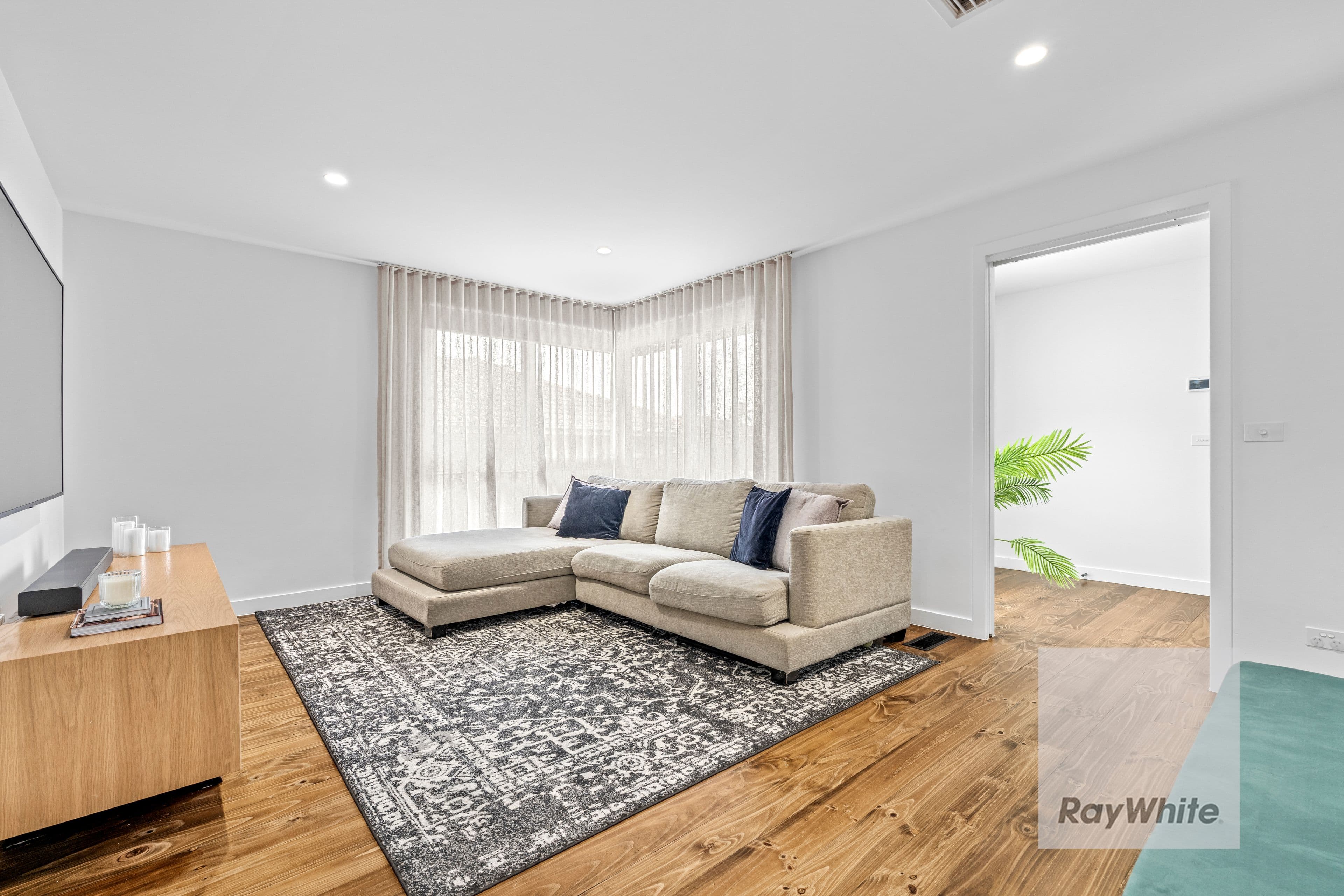 160 Greenhills Road, Bundoora - Thumbnail 2