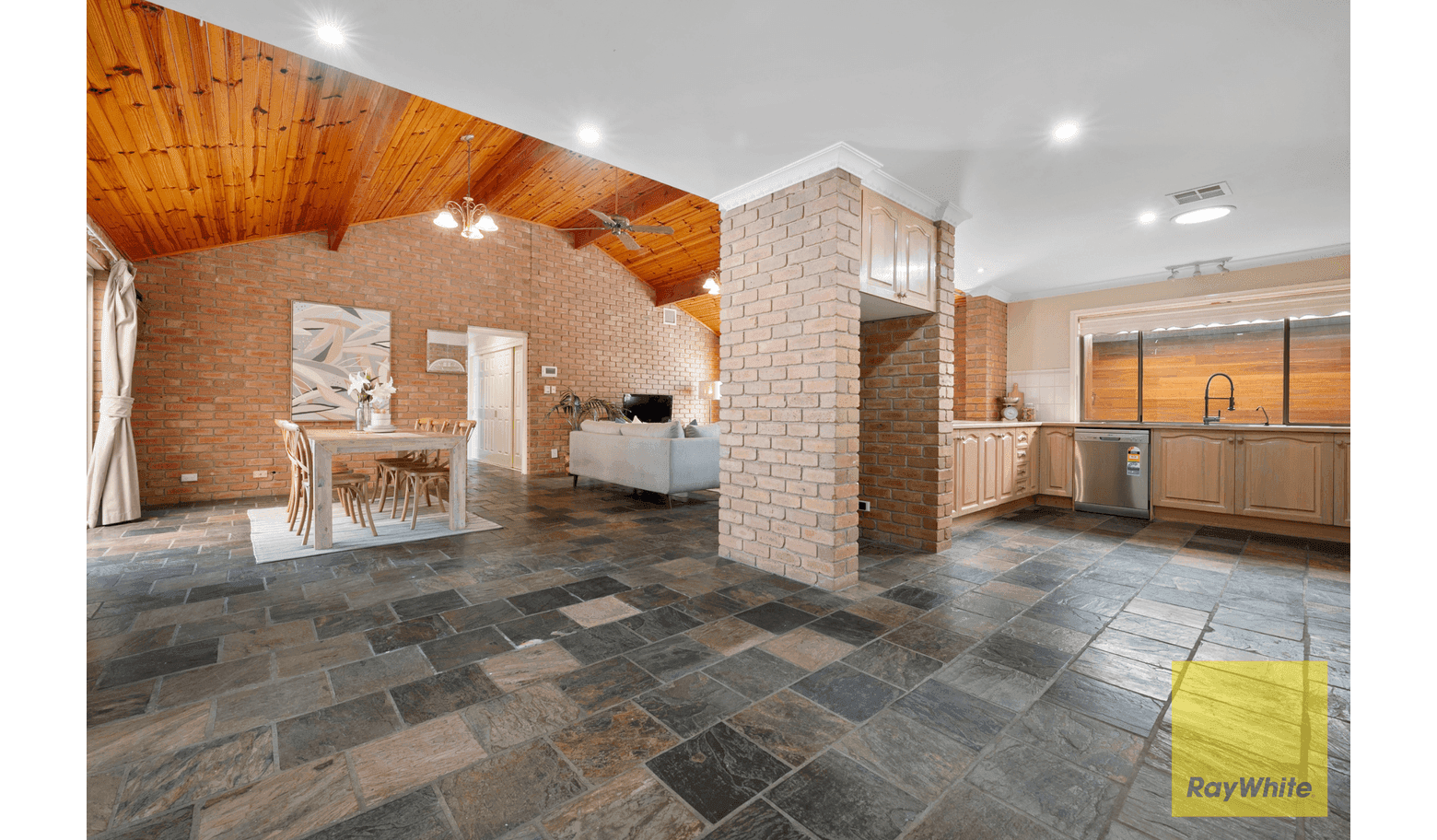 31 Cahill Drive, Brookfield - Thumbnail 3