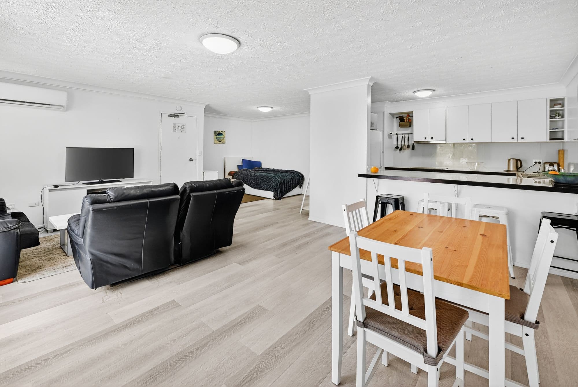 31 Orchid Avenue, Surfers Paradise - Thumbnail 4