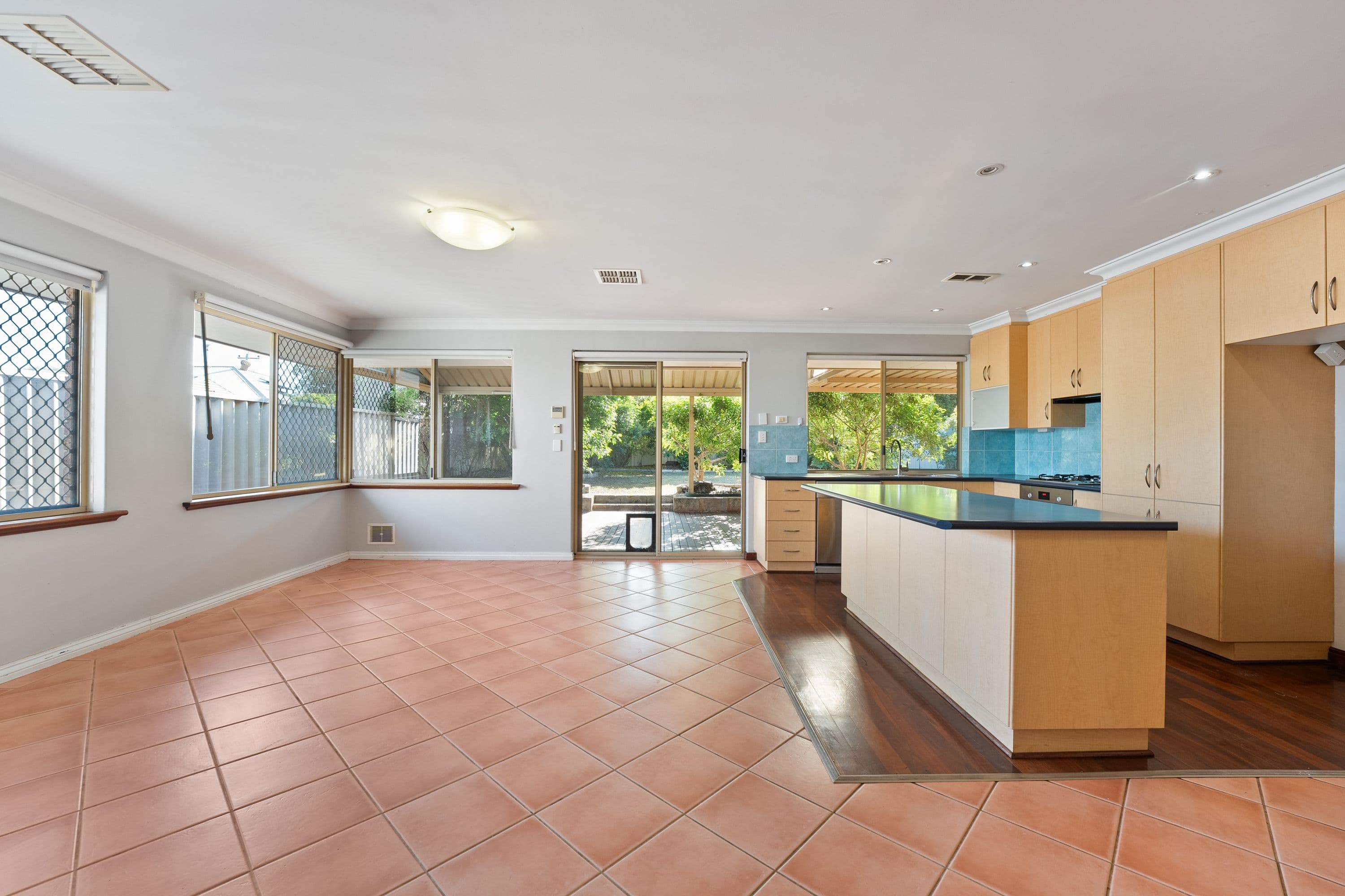 25 Warnbro Sound Avenue , Warnbro WA 6169, Warnbro - Thumbnail 2