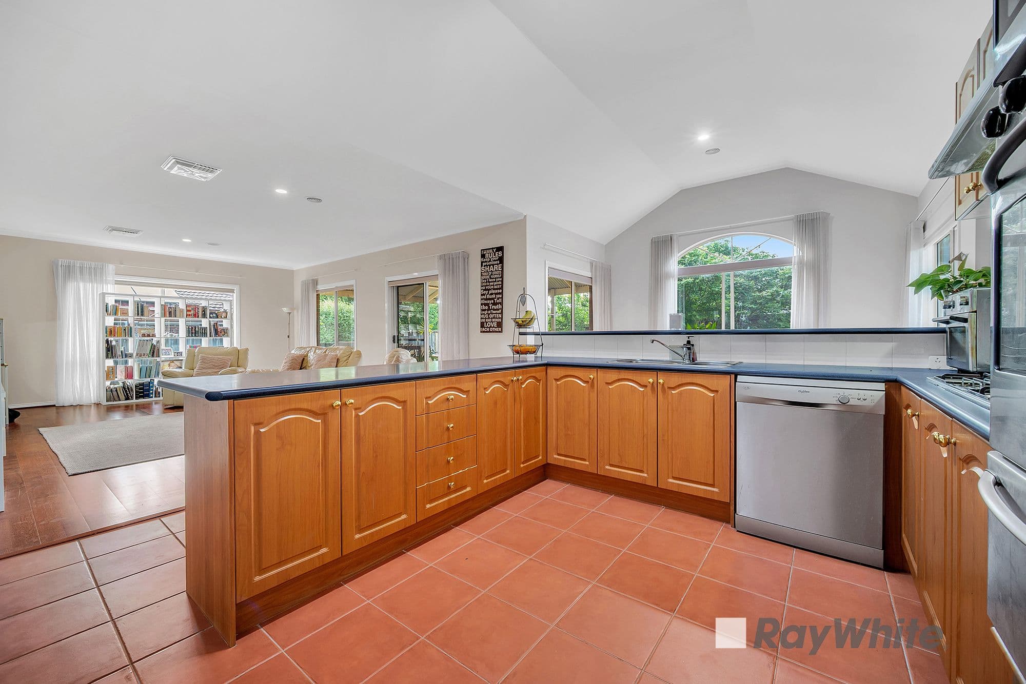 18 Milton Place, Narre Warren South - Thumbnail 3