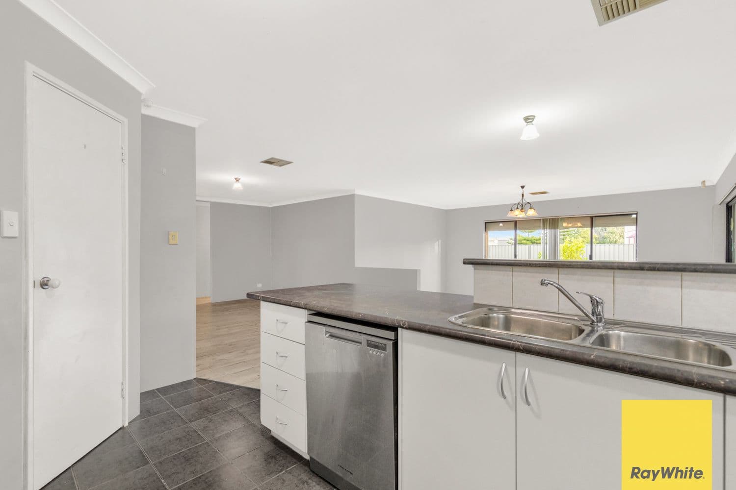 9 Sevilla Terrace, Port Kennedy - Thumbnail 5