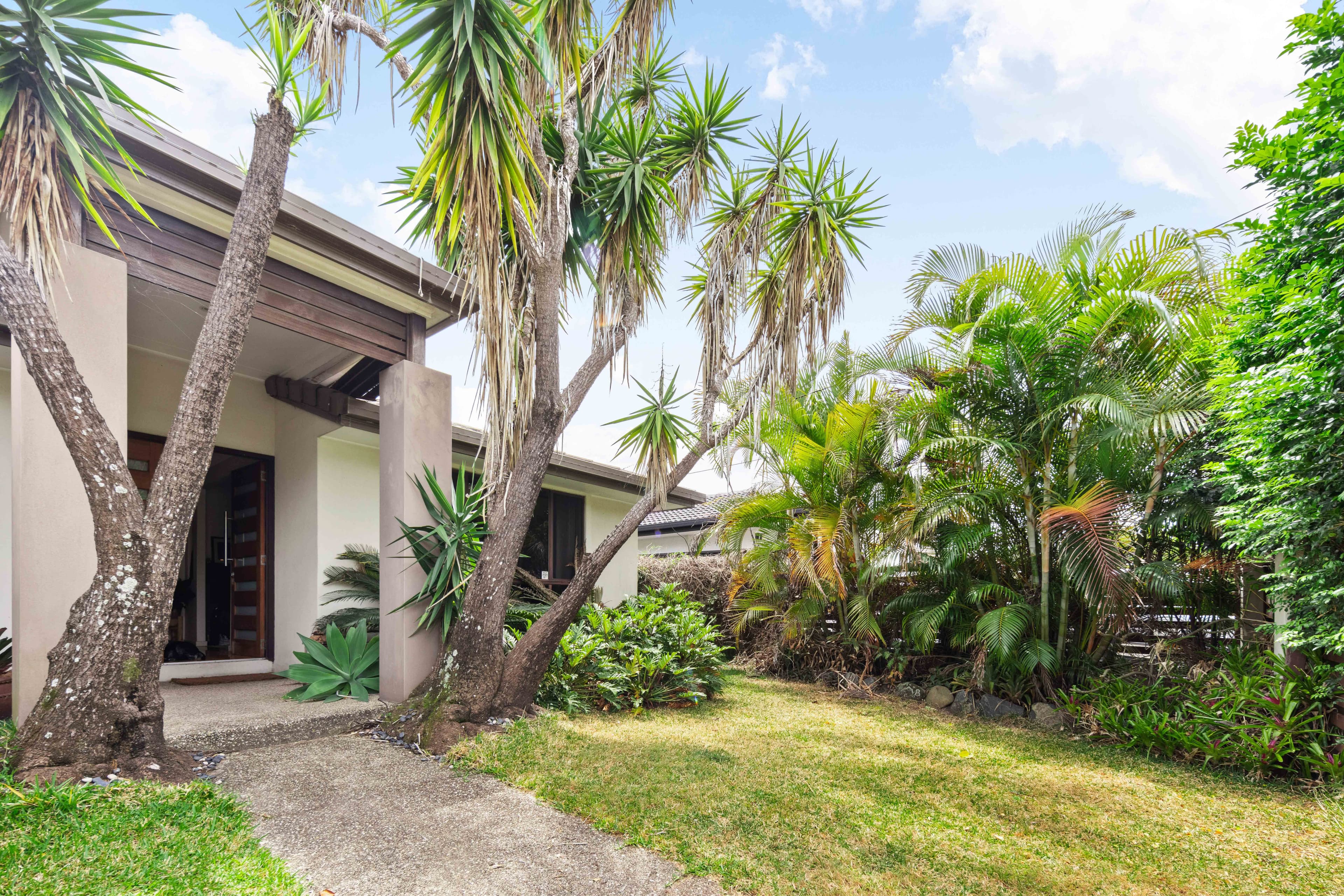 97 Acanthus Avenue, Burleigh Waters - Thumbnail 2