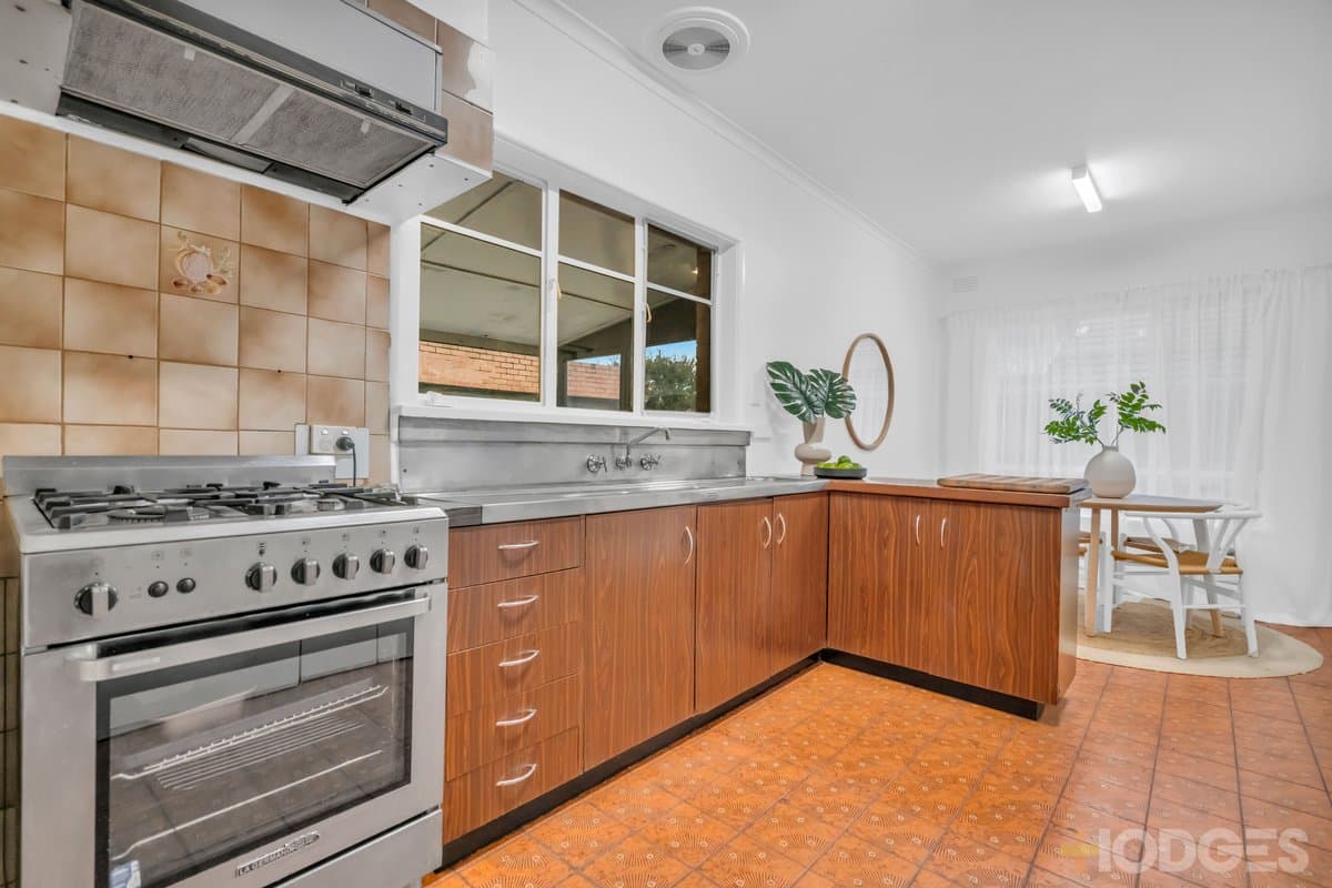 36 Rosewarne Avenue, Cheltenham - Thumbnail 4