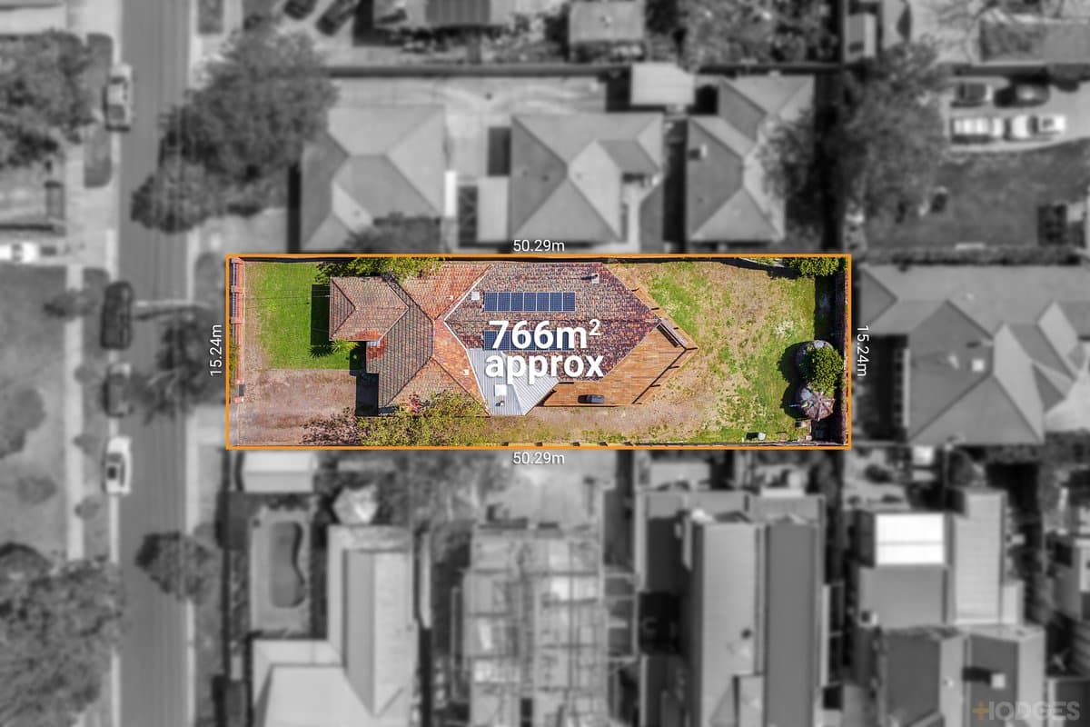 11 James Crescent, Hampton - Image 1