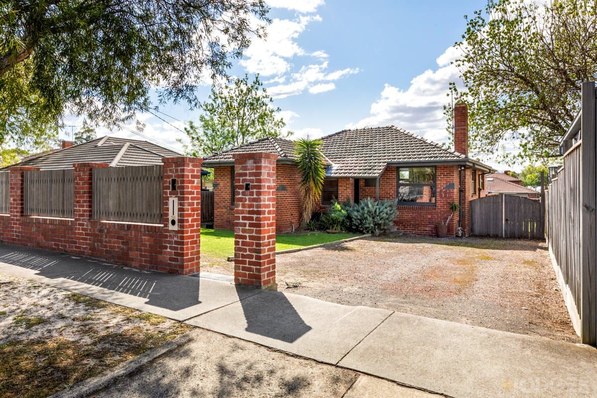 11 James Crescent, Hampton - Thumbnail 2