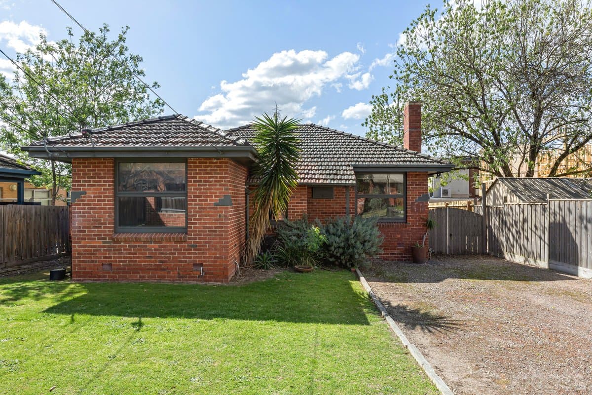 11 James Crescent, Hampton - Thumbnail 3