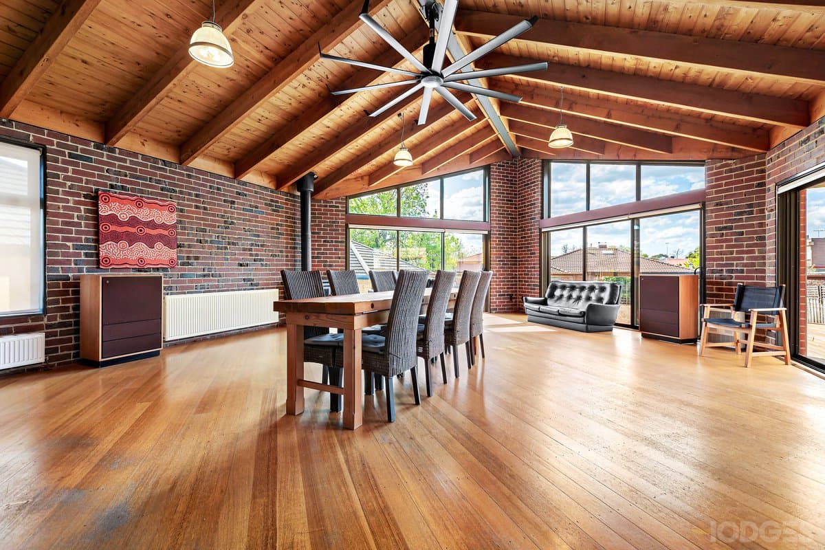11 James Crescent, Hampton - Thumbnail 4