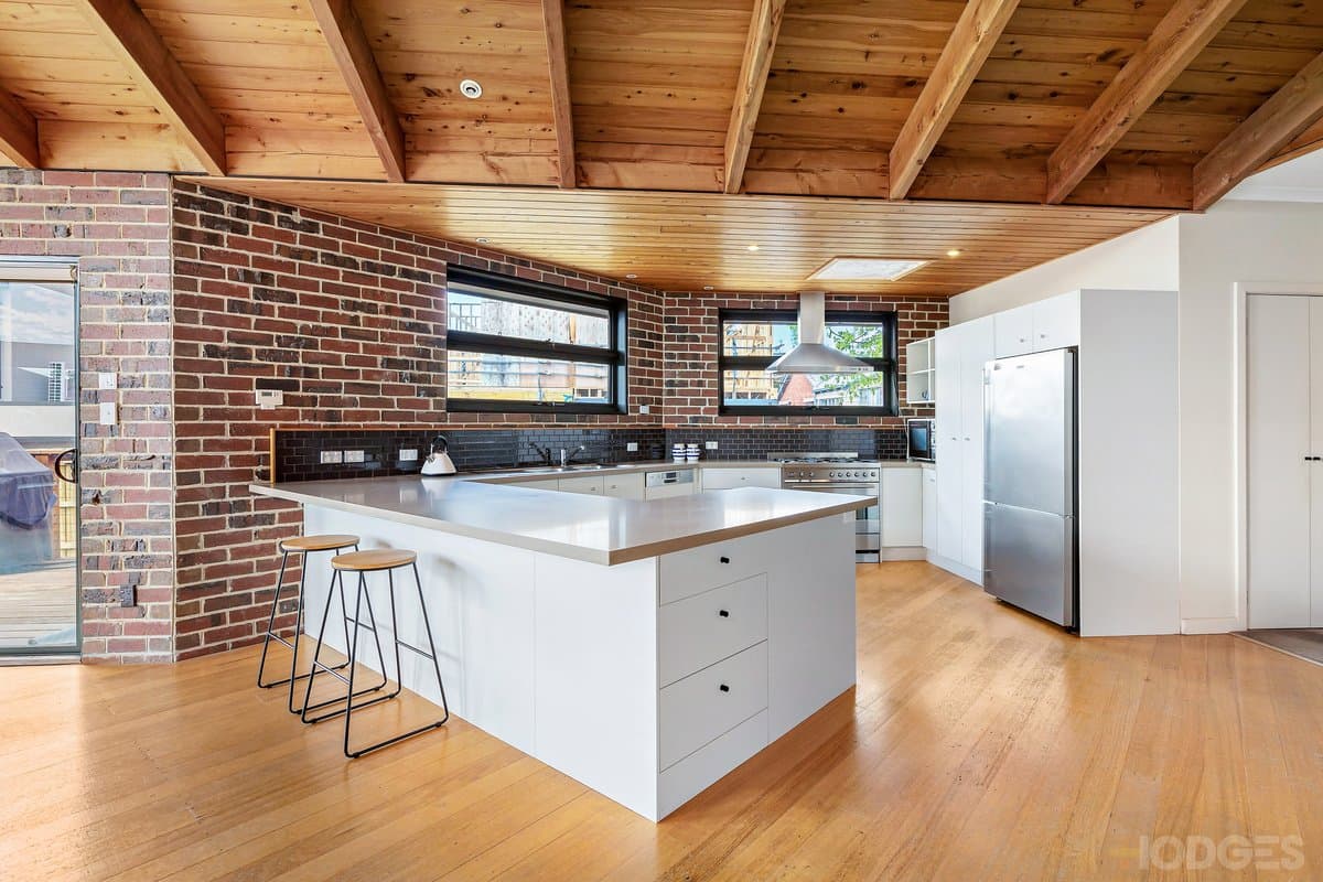 11 James Crescent, Hampton - Thumbnail 5