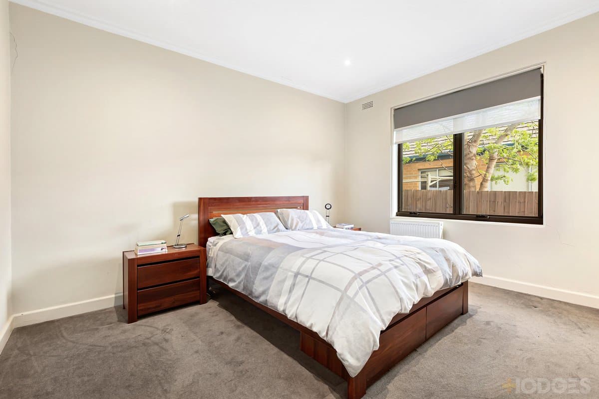 11 James Crescent, Hampton - Thumbnail 7
