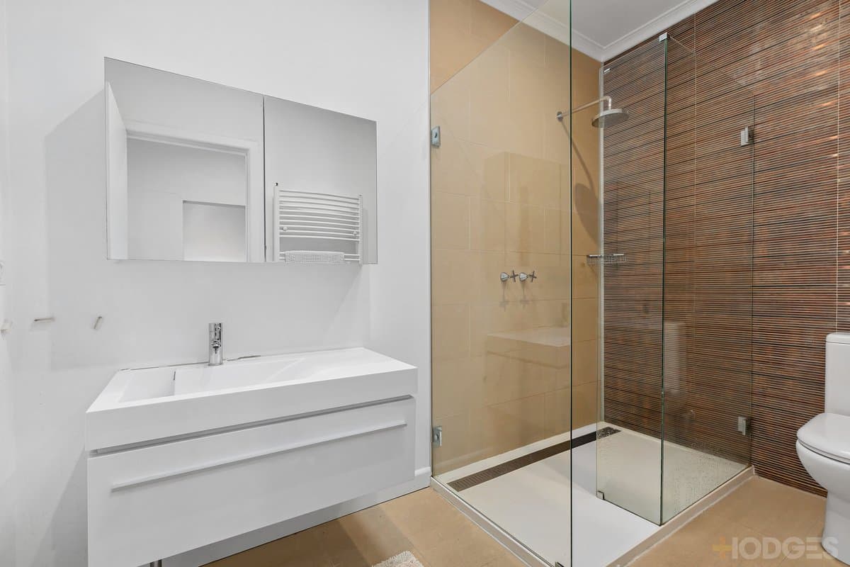11 James Crescent, Hampton - Thumbnail 8