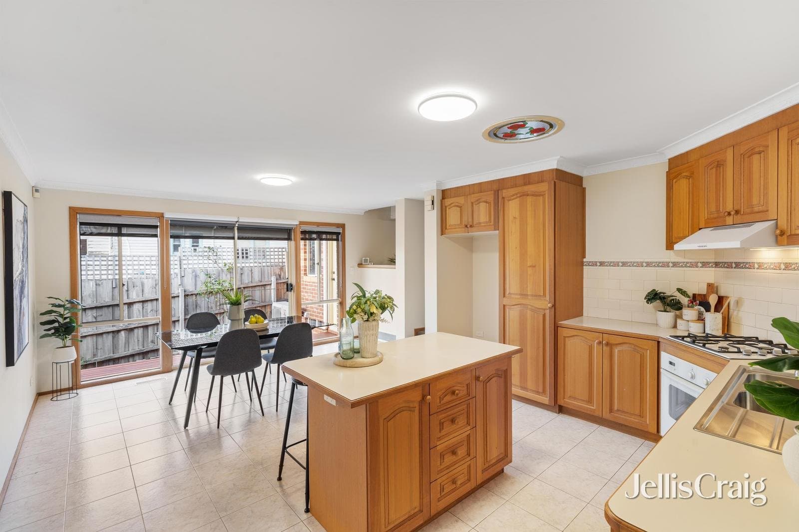 23 Dunscombe Avenue, Glen Waverley, Glen Waverley - Thumbnail 3