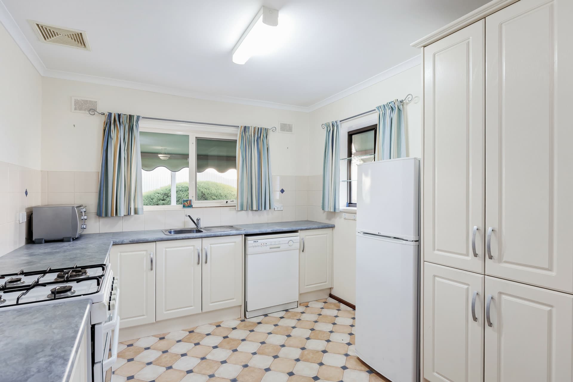 5 Hyde Place, Christies Beach, Port Noarlunga - Thumbnail 5