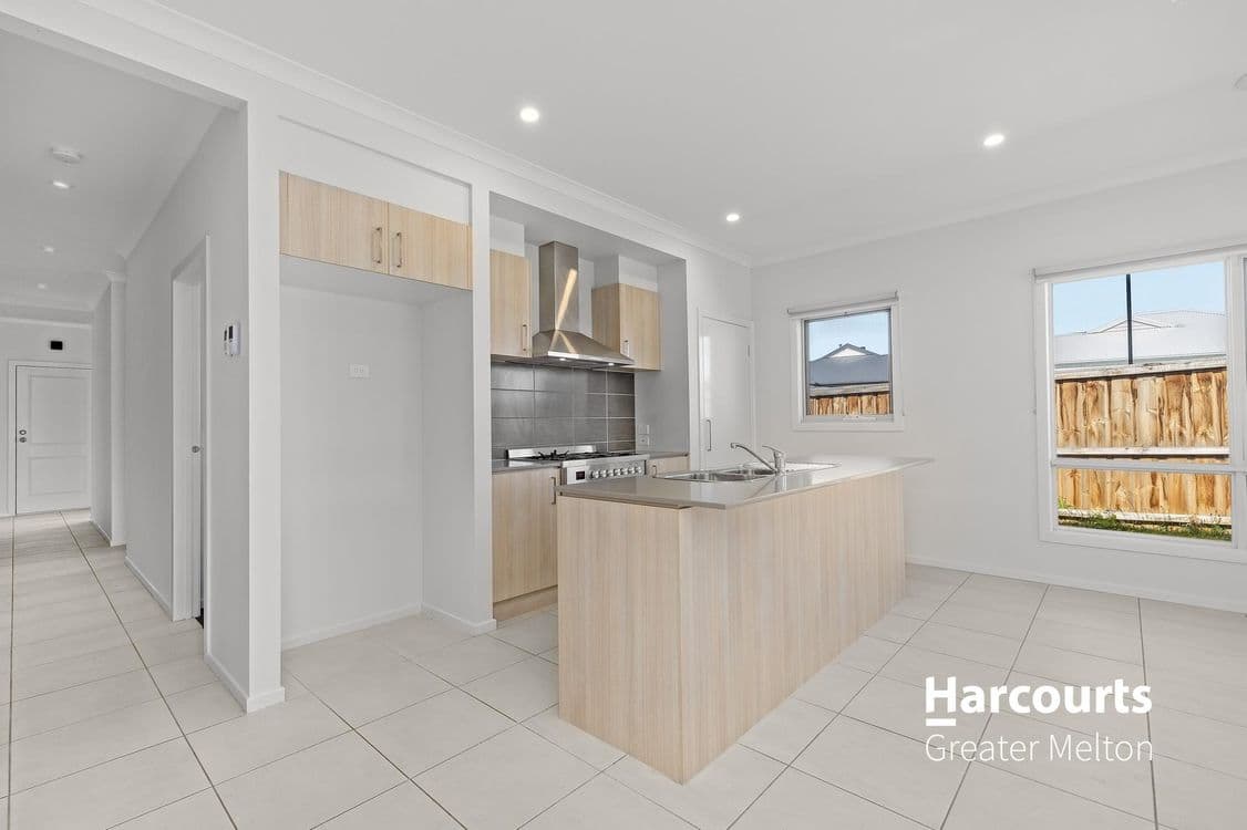 24 Woodstock Drive, EYNESBURY, VIC 3338, Eynesbury - Thumbnail 3