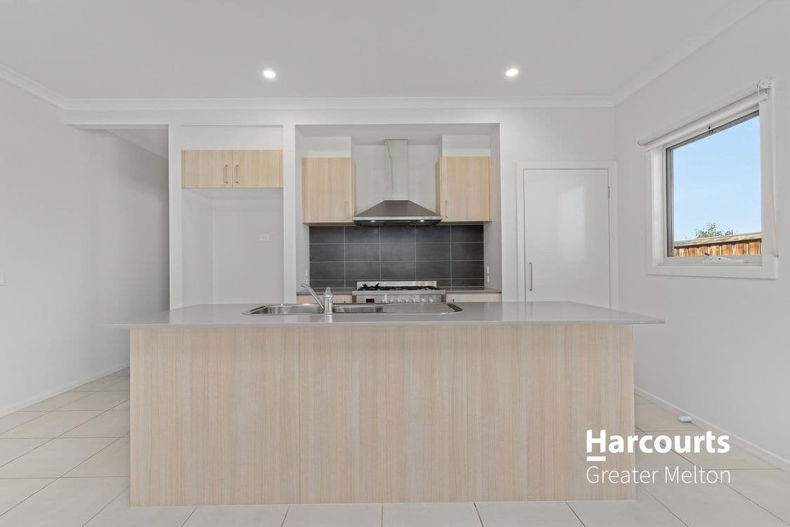 24 Woodstock Drive, EYNESBURY, VIC 3338, Eynesbury - Thumbnail 4