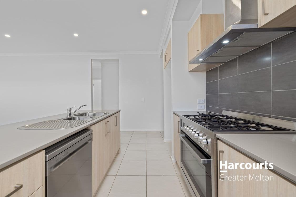 24 Woodstock Drive, EYNESBURY, VIC 3338, Eynesbury - Thumbnail 5