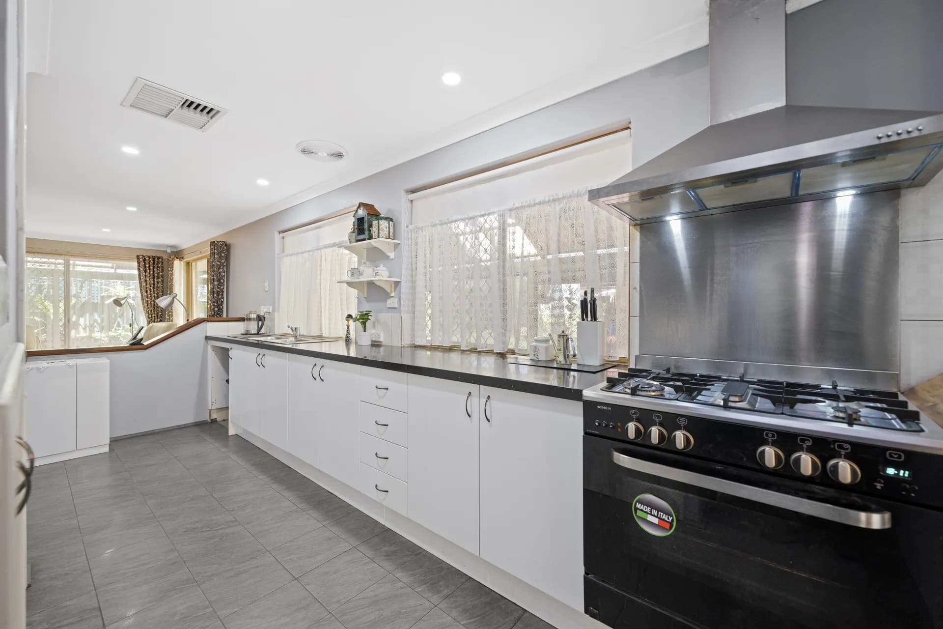 5 Salween Place, Greenfields., Greenfields - Thumbnail 2