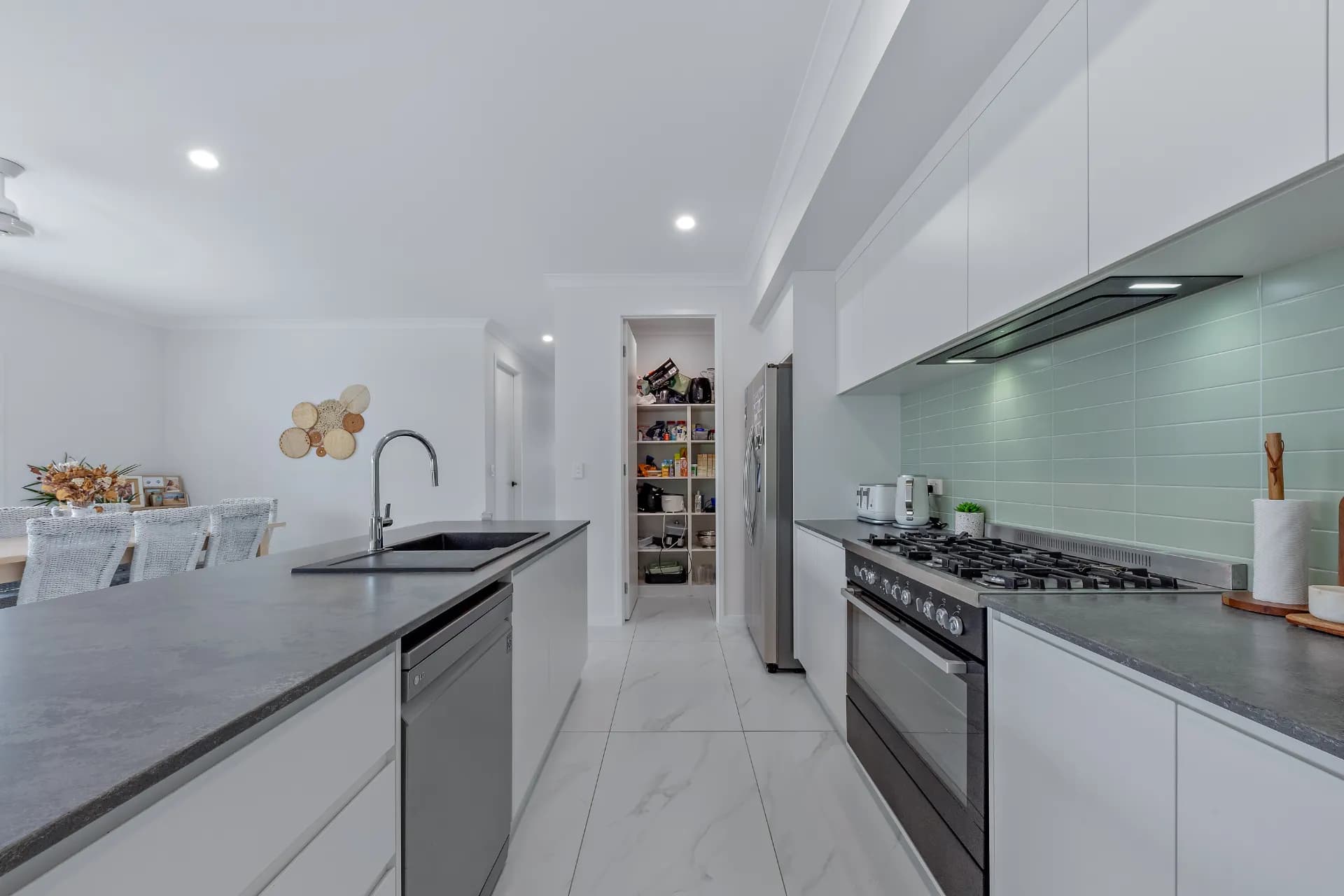 17 Nathan  Court, Jubilee Pocket., Jubilee Pocket - Thumbnail 6