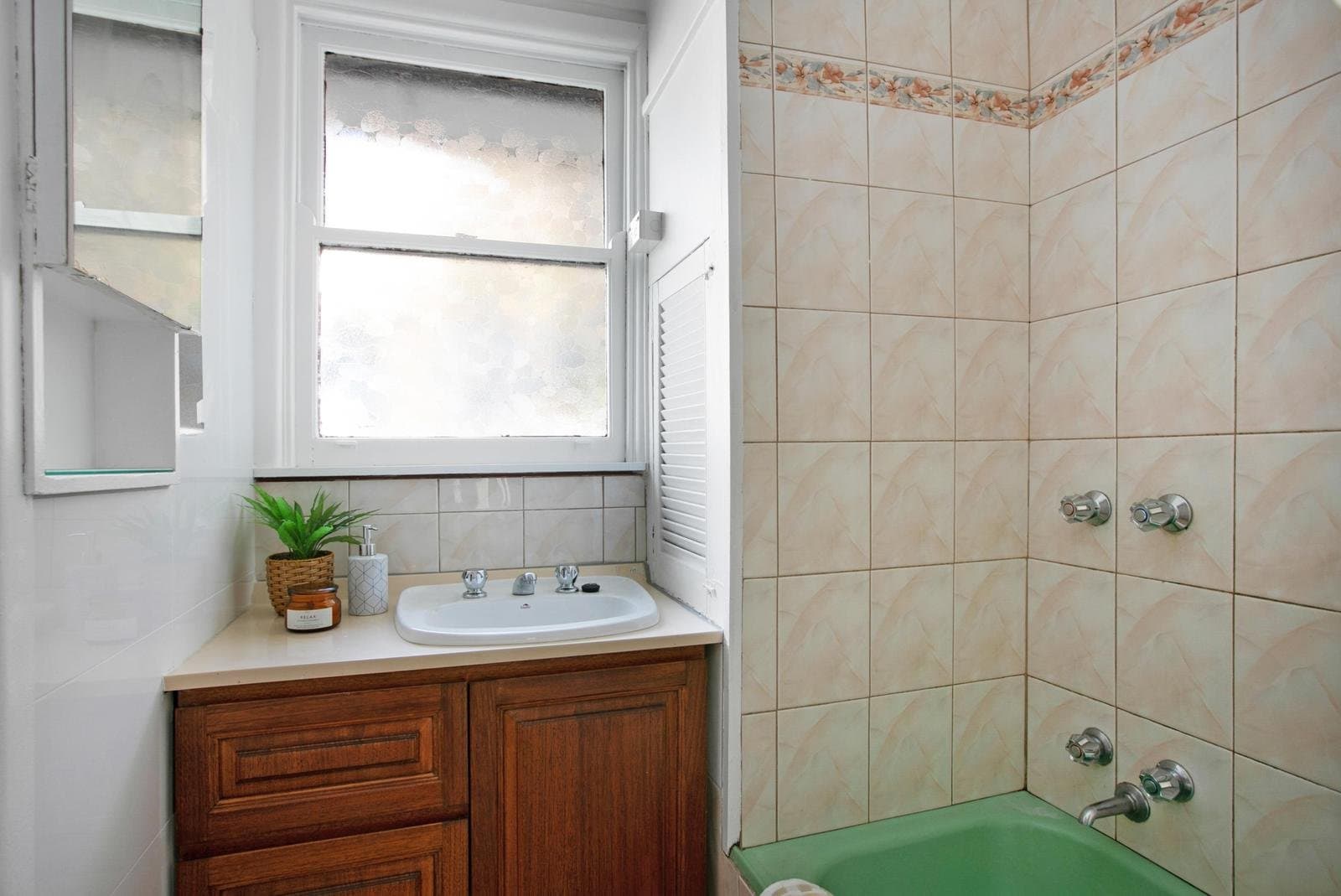 6 Kyneton Avenue, Reservoir VIC 3073, Reservoir - Thumbnail 8