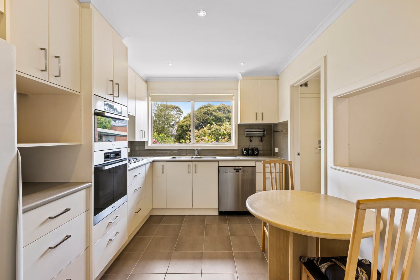 51 Greenways Road, Glen Waverley, Glen Waverley - Thumbnail 4