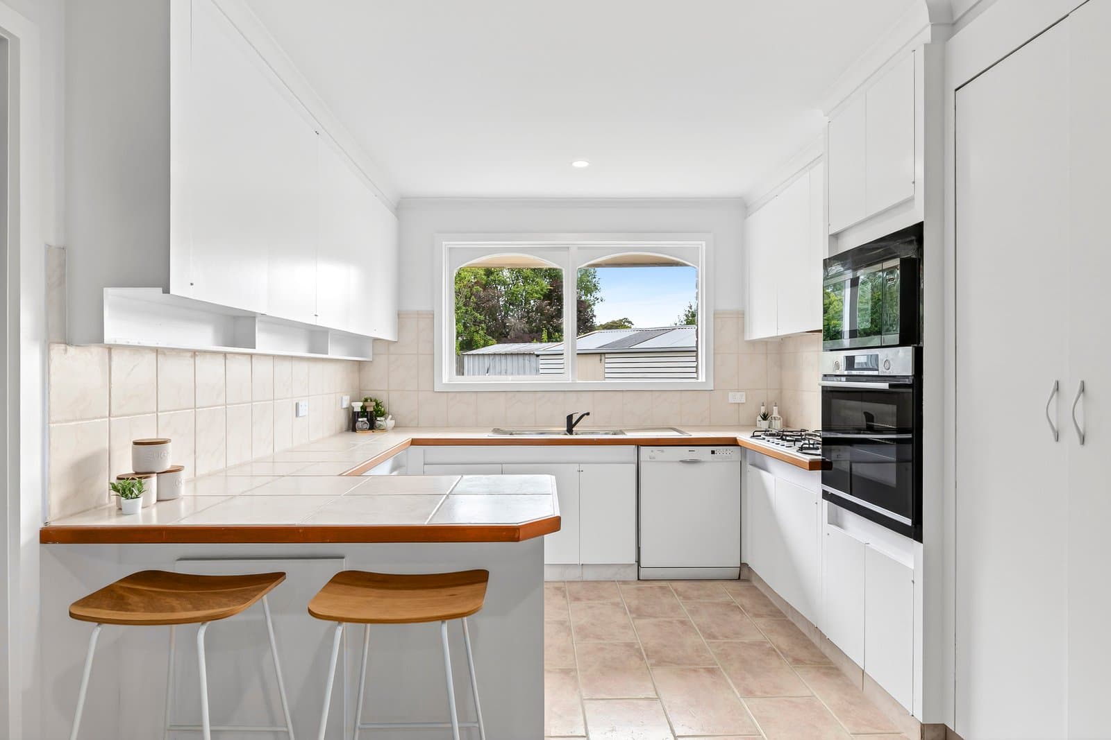 2 Norwood Court, Wheelers Hill, Wheelers Hill - Thumbnail 4