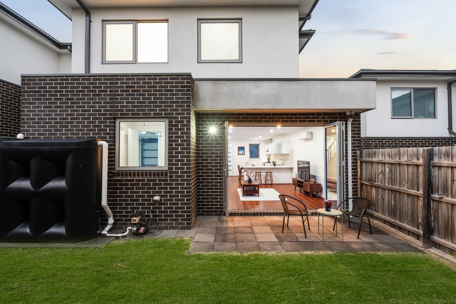 2/1 Malcolm Crescent, Doncaster, Doncaster - Thumbnail 2