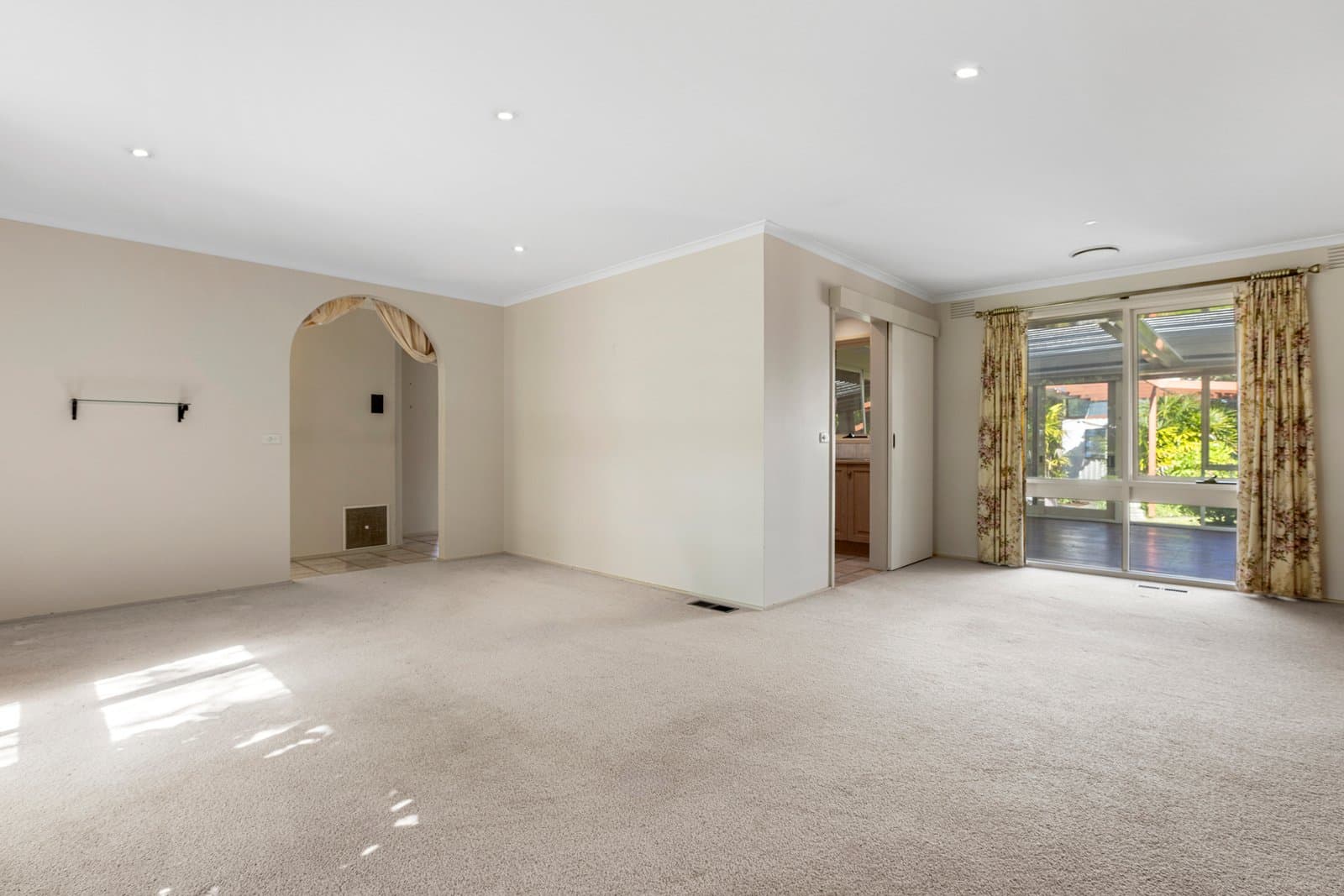 22 St Georges Court, Glen Waverley, Glen Waverley - Thumbnail 2