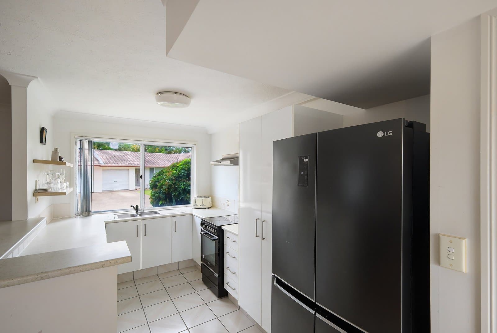 8/2 St Kevins Avenue, BENOWA QLD 4217, Benowa Property Image - Thumbnail 4