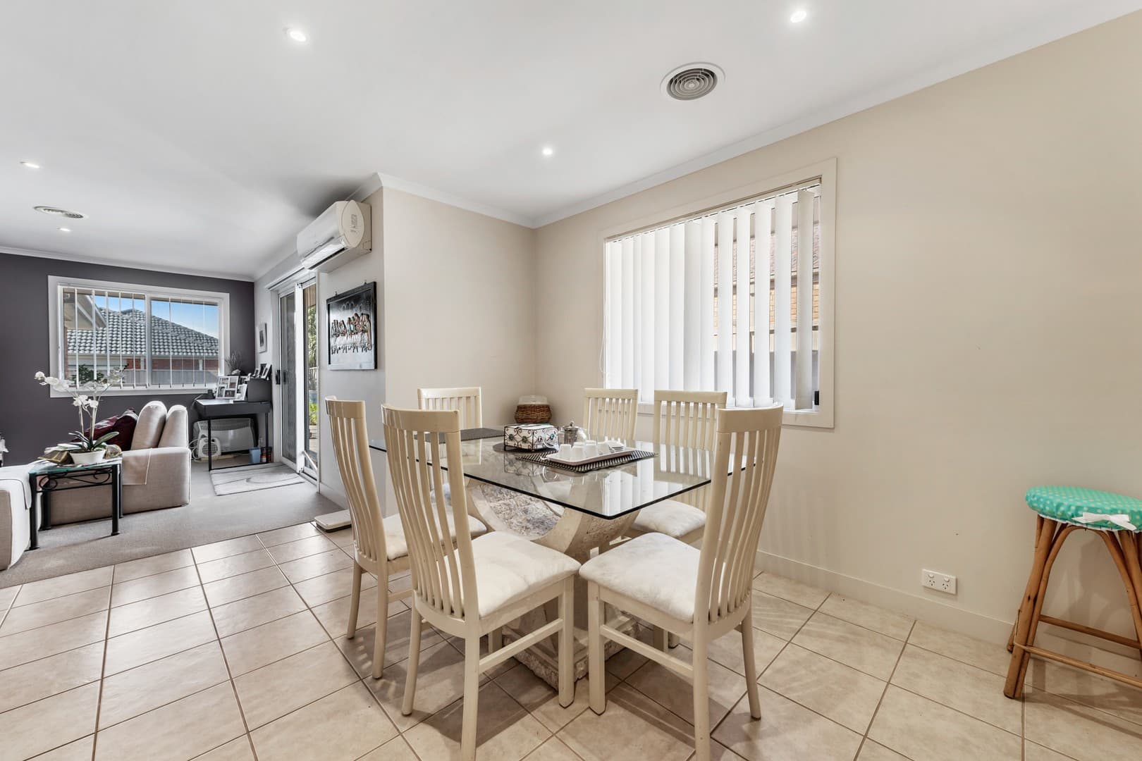 7 Oakview Parade, Caroline Springs, VIC 3023, Caroline Springs - Thumbnail 3