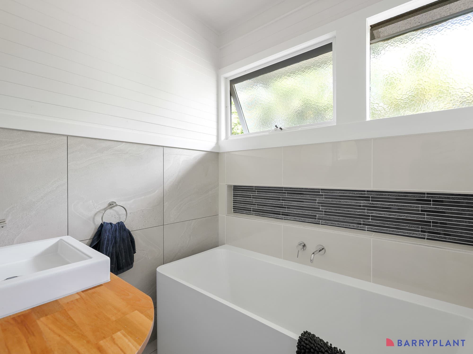 1 Stradbroke Crescent, Surf Beach - Thumbnail 6