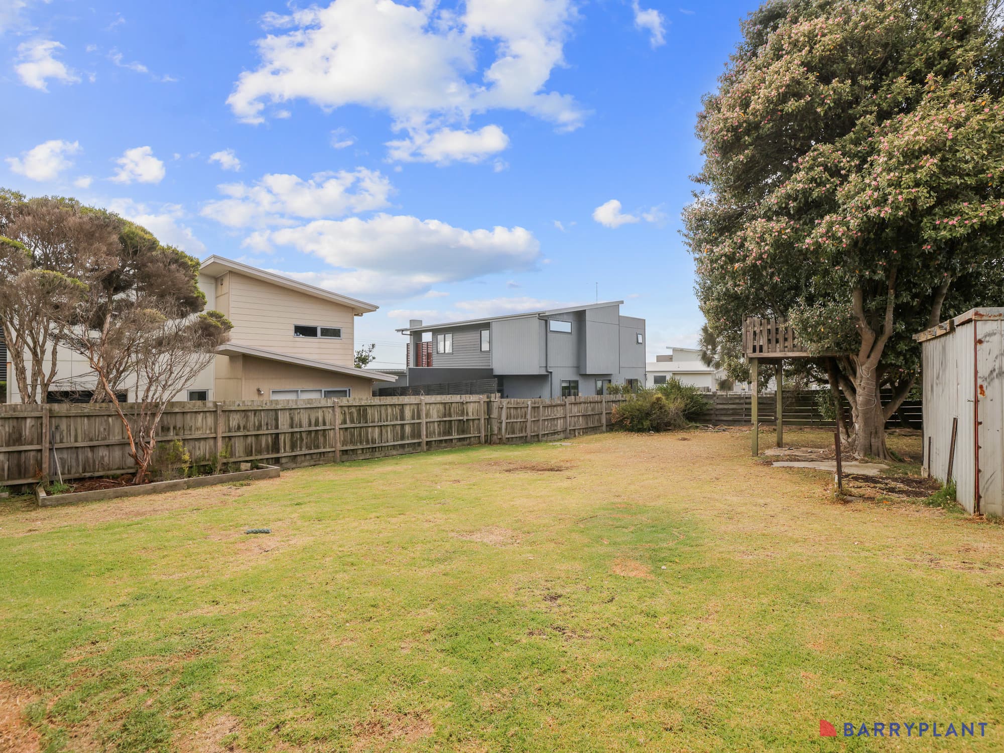 1 Stradbroke Crescent, Surf Beach - Thumbnail 7