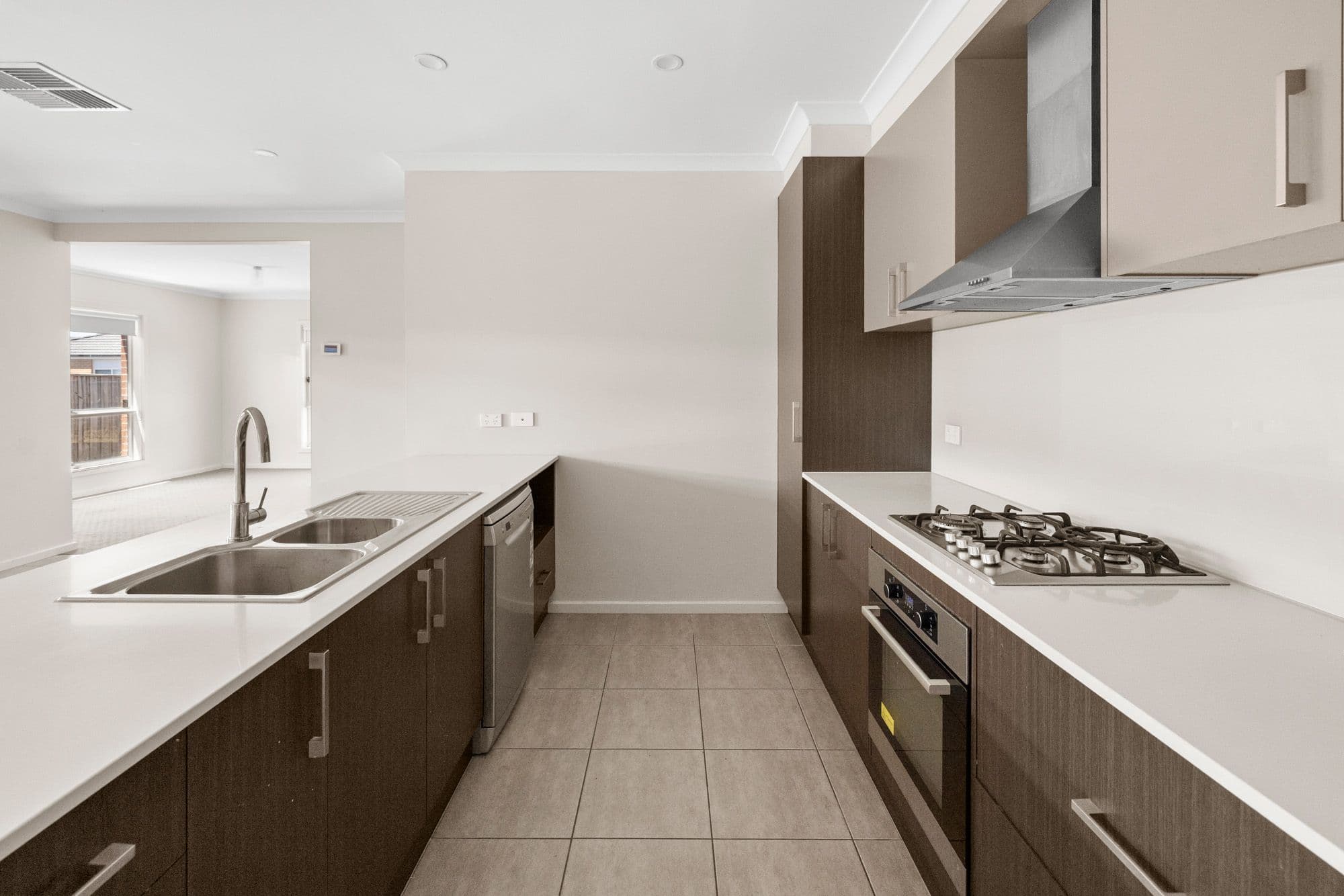 8 Wongabeena Grove , Werribee VIC 3030, Werribee - Thumbnail 2