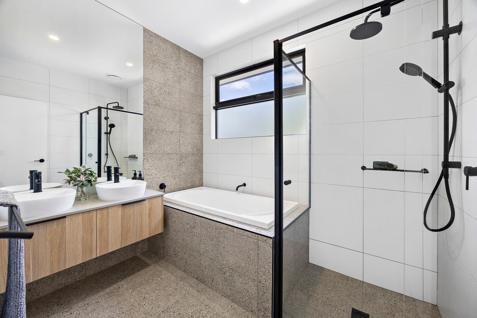 2/5 Prince Crescent, Seaford, Seaford - Image 1