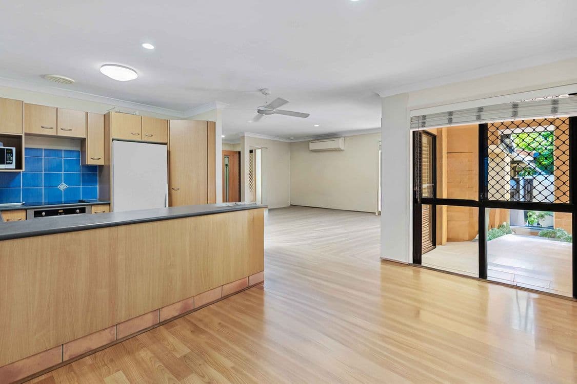 2/121 Minnie Street, Southport, QLD 4215, Southport - Thumbnail 2