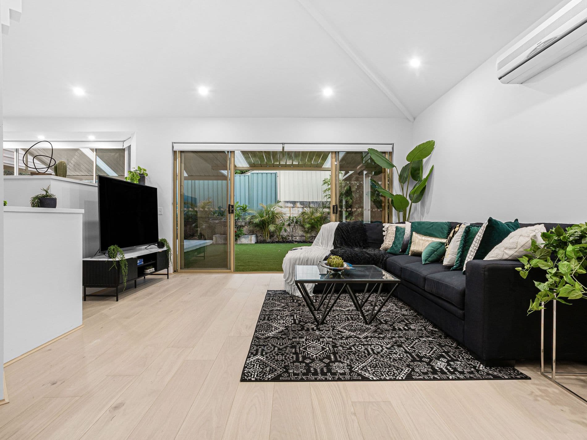 15 Kirwan Way, Winthrop - Thumbnail 2